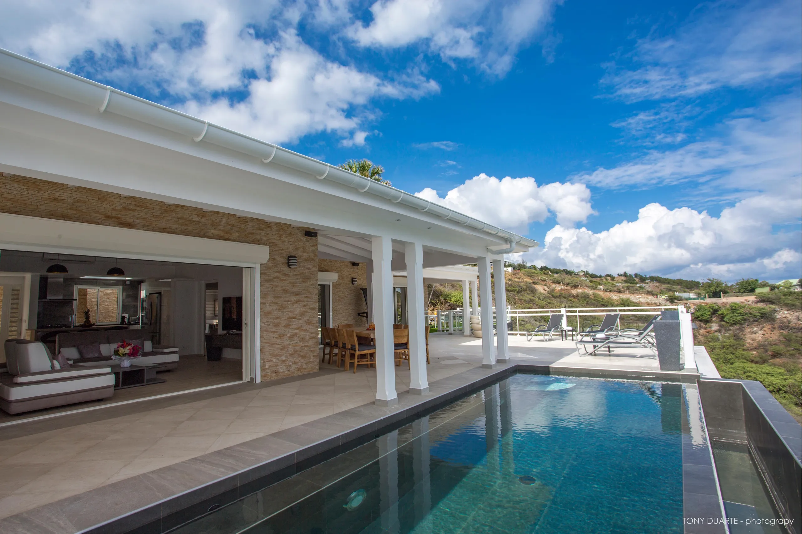Majestic Oceanfront Villa with Private Pool and Fitness Room — photograph 7