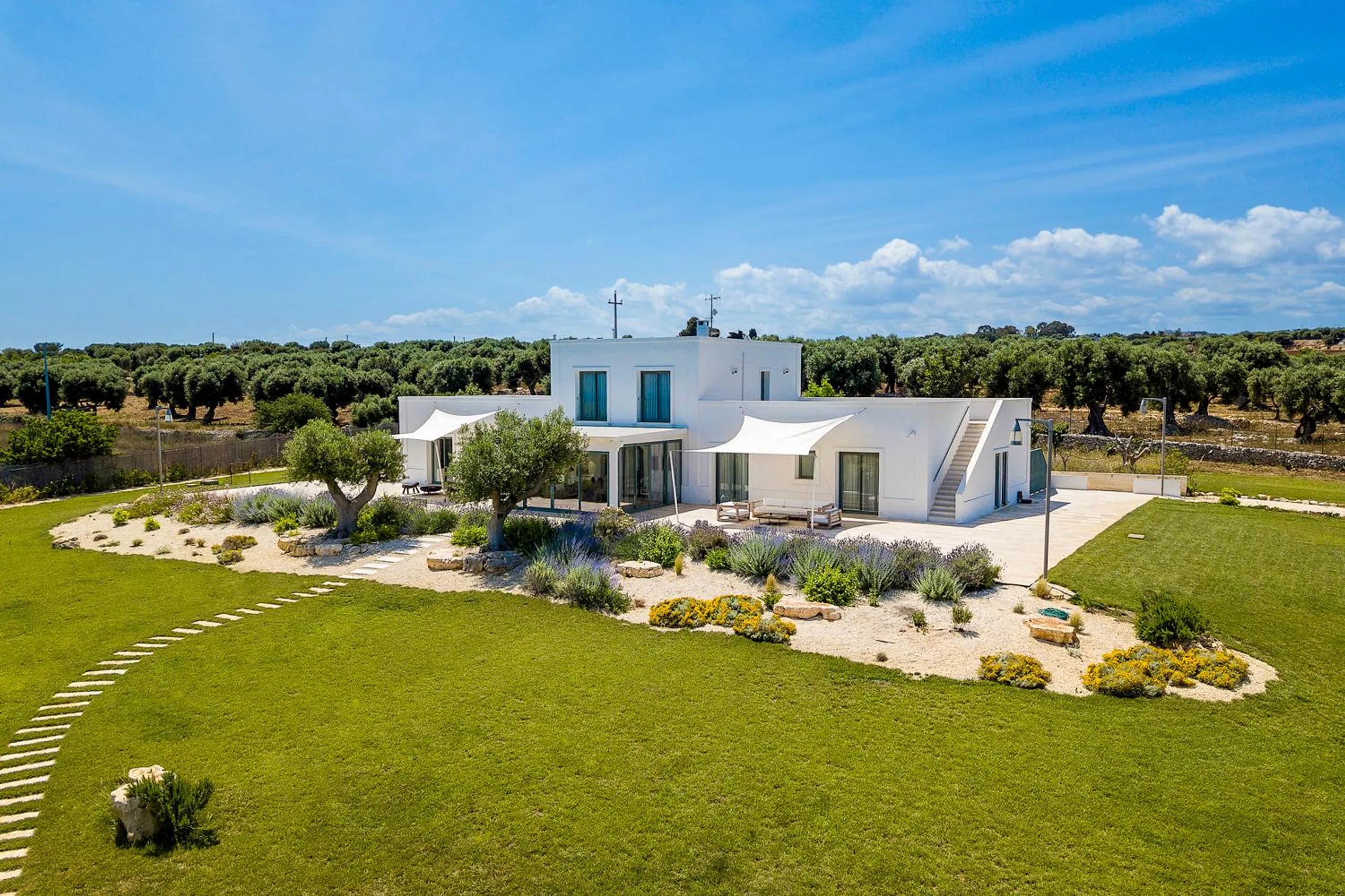 Spectacular Contemporary Villa with Private Pool and Garden Views — photograph 5
