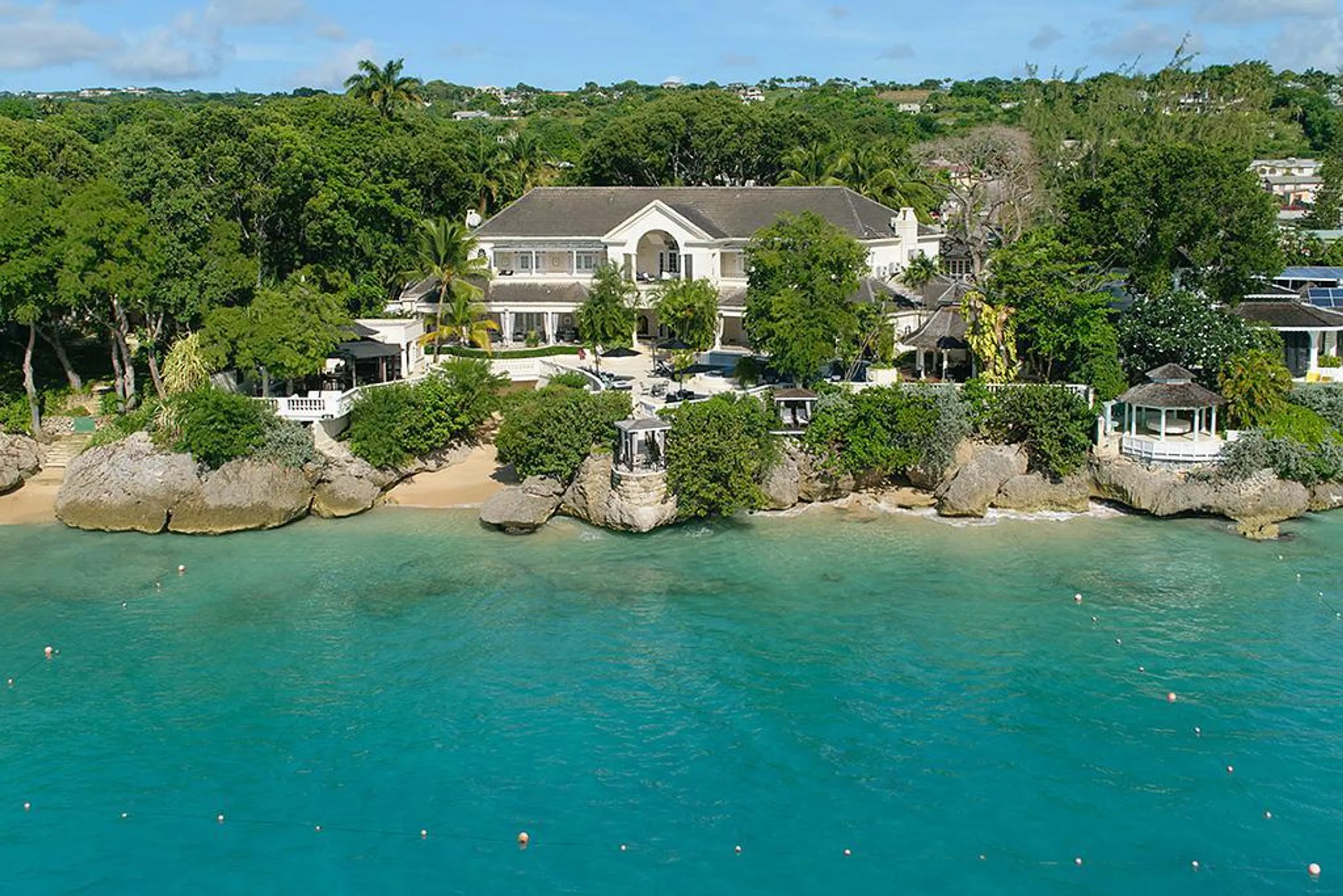 Classic Beach Front Estate with Private Pool and Panoramic Ocean Views — photograph 8