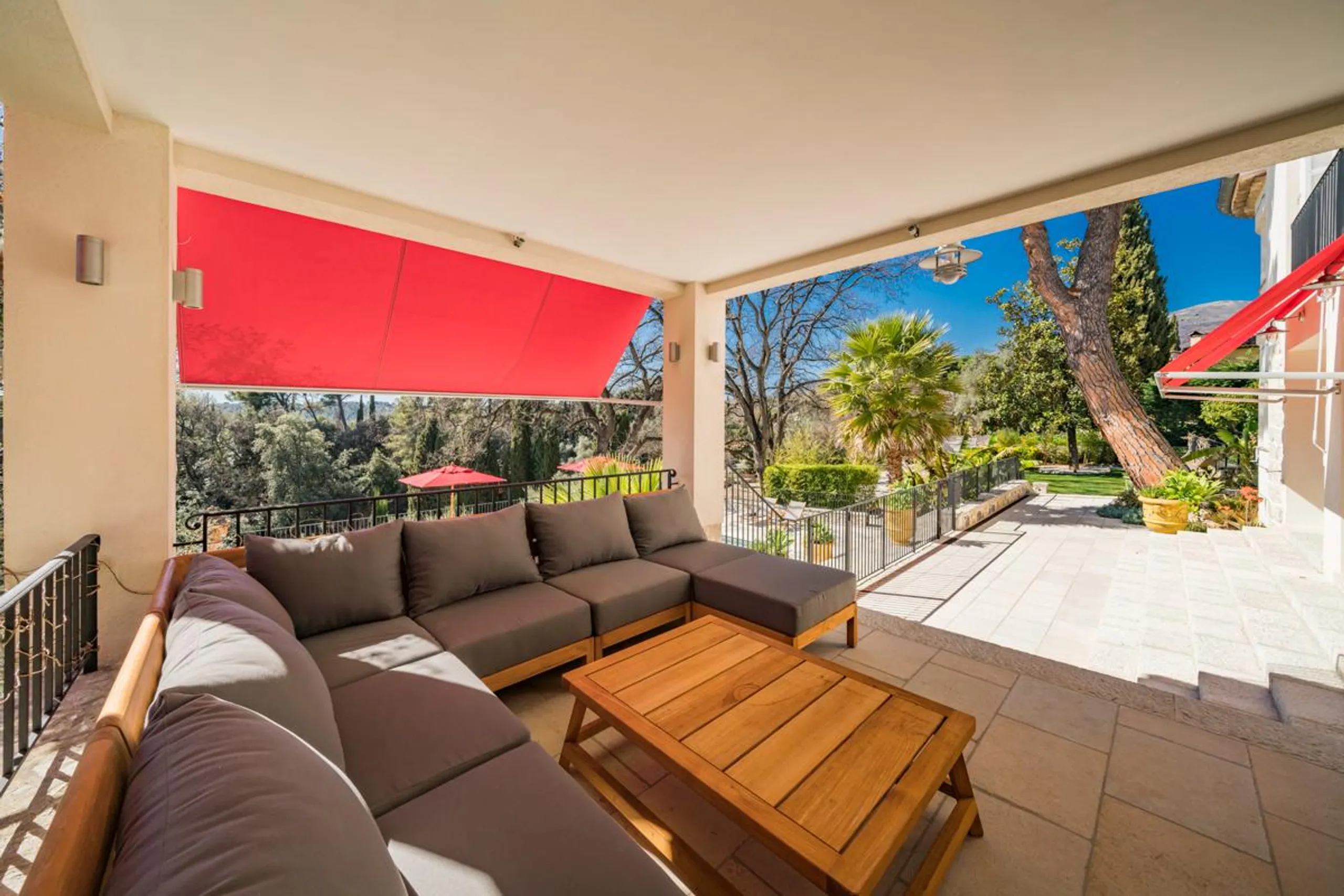 Magnificent Six Bedroom Villa with Unique Pool, Stunning Valley and Sea Views — photograph 9