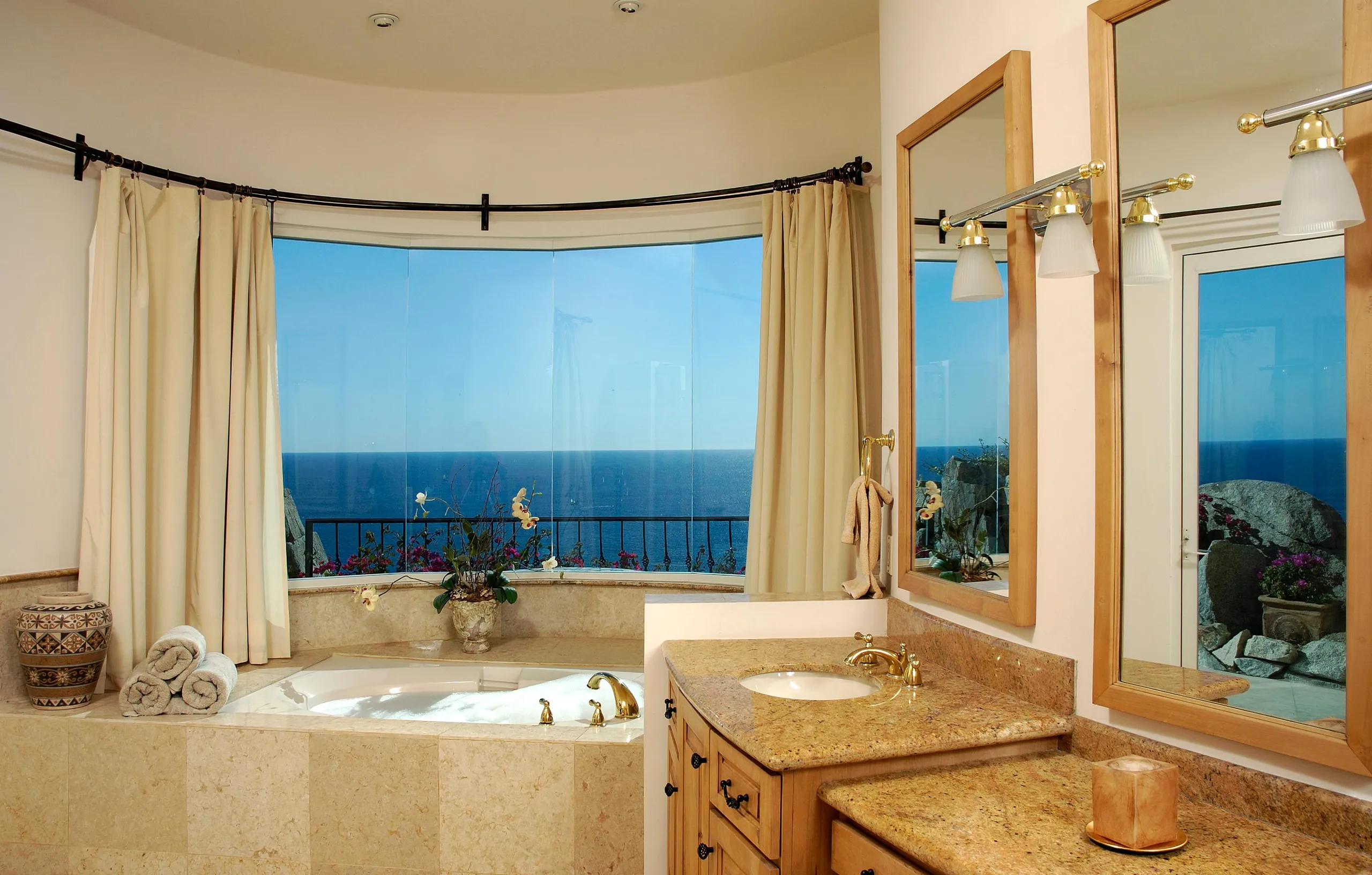 Classic Eight Bedroom Villa with Private Infinity Pool and Panoramic Pacific Views — photograph 9