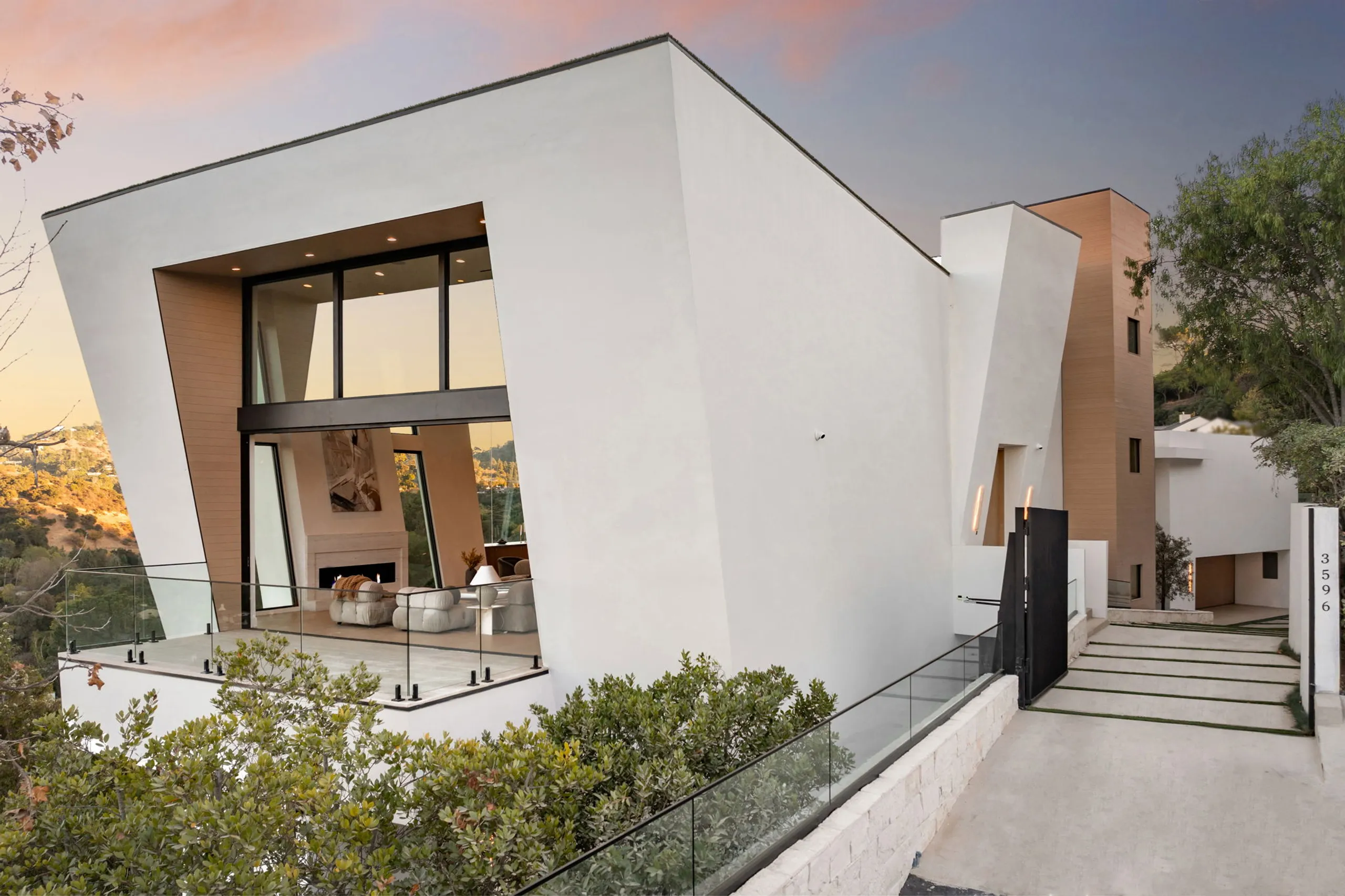 Sophisticated Grand Villa with Infinity Pool, and Sweeping Valley Views — photograph 5