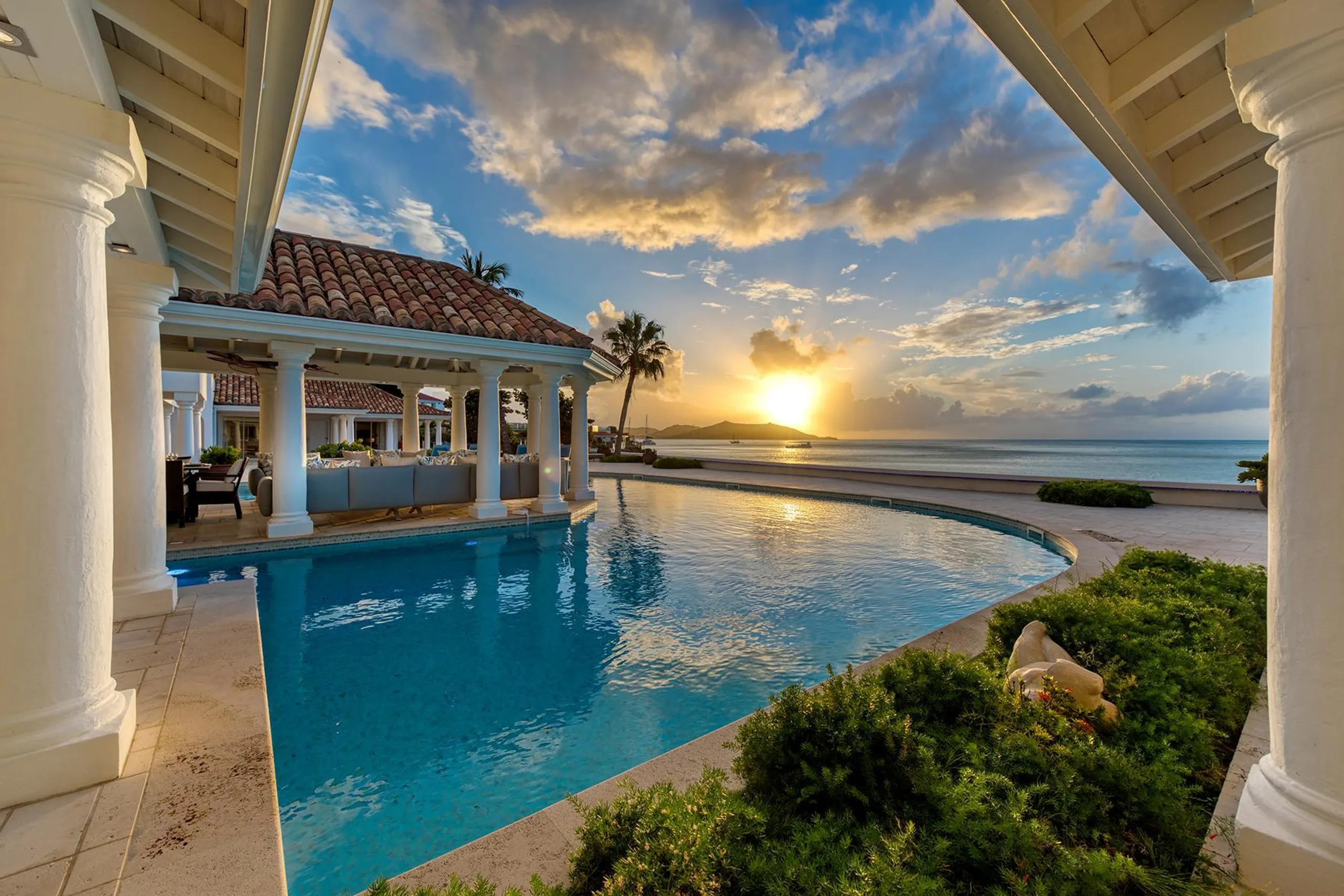 Serene Contemporary Ocean Front Villa with Private Pool and Ocean Views — photograph 6