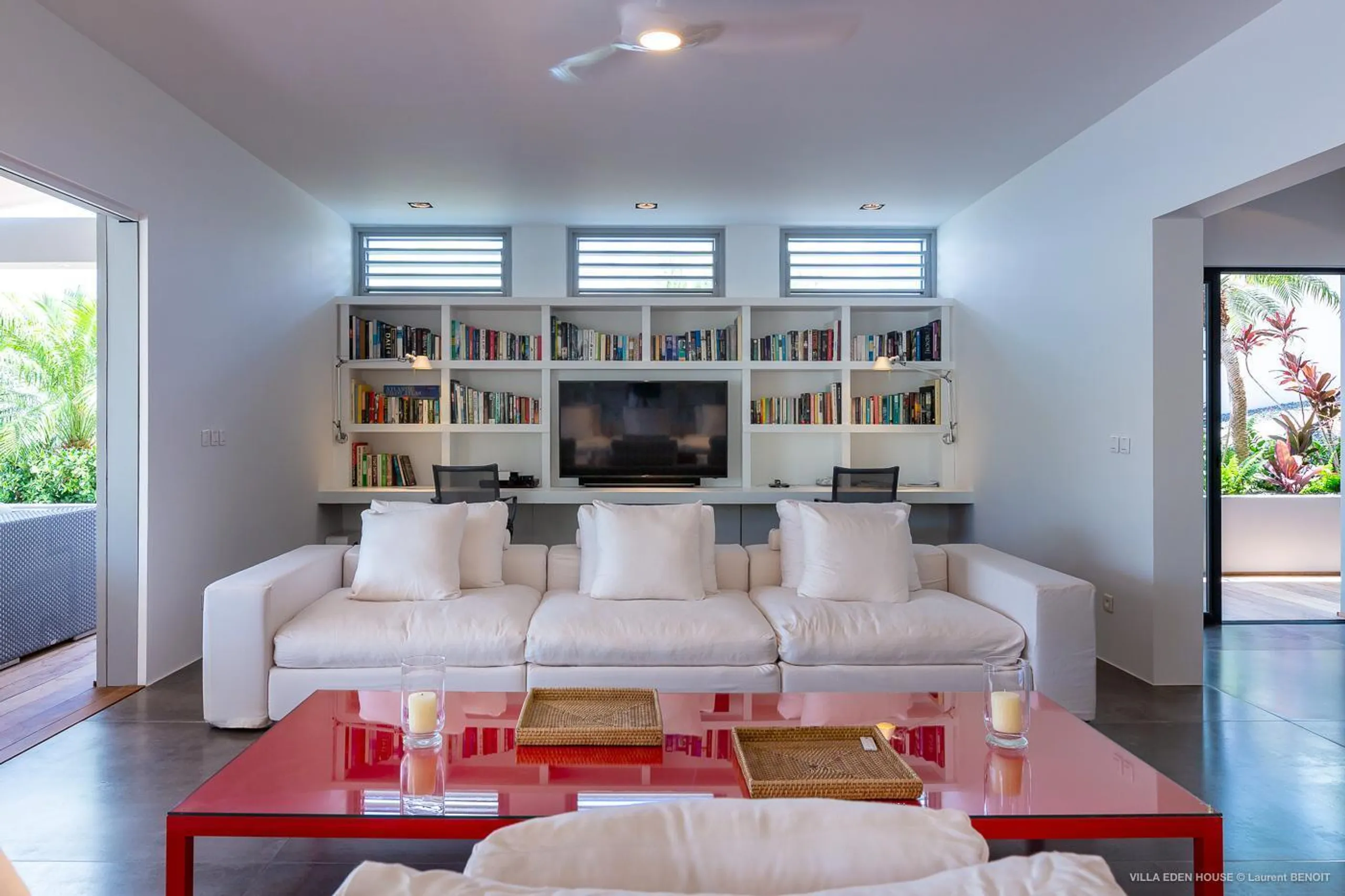 Sophisticated Seaside Villa with Infinity Pool and Walks to Beach — photograph 7