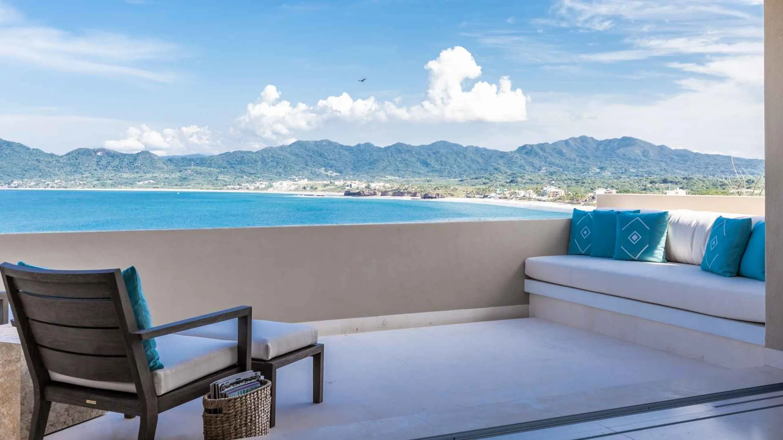 Sophisticated Three-Tiered Villa with Private Pool and Ocean Views — photograph 4