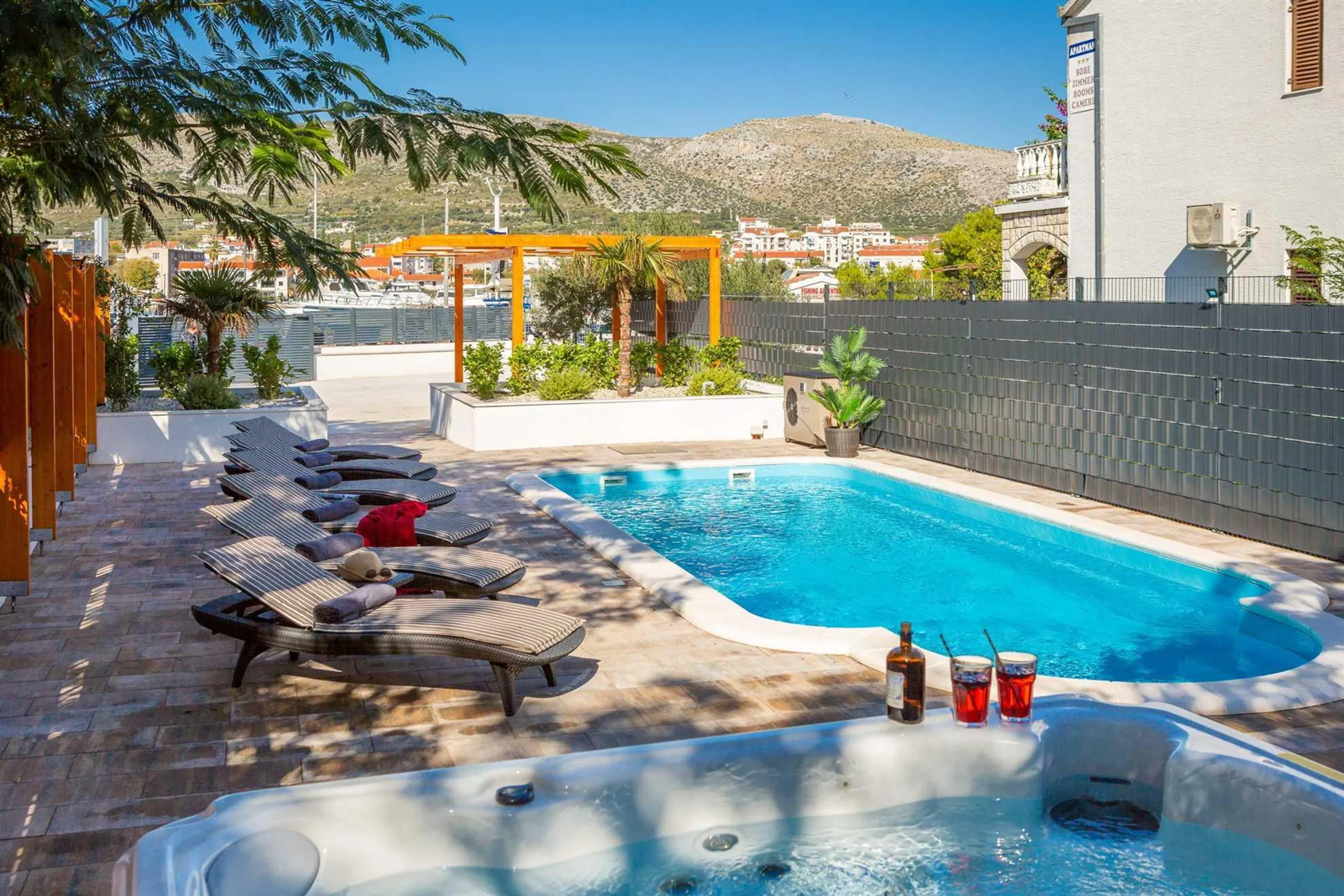 Traditional Luxury Villa with Private Swimming Pool, Sauna and Sea Views — photograph 3