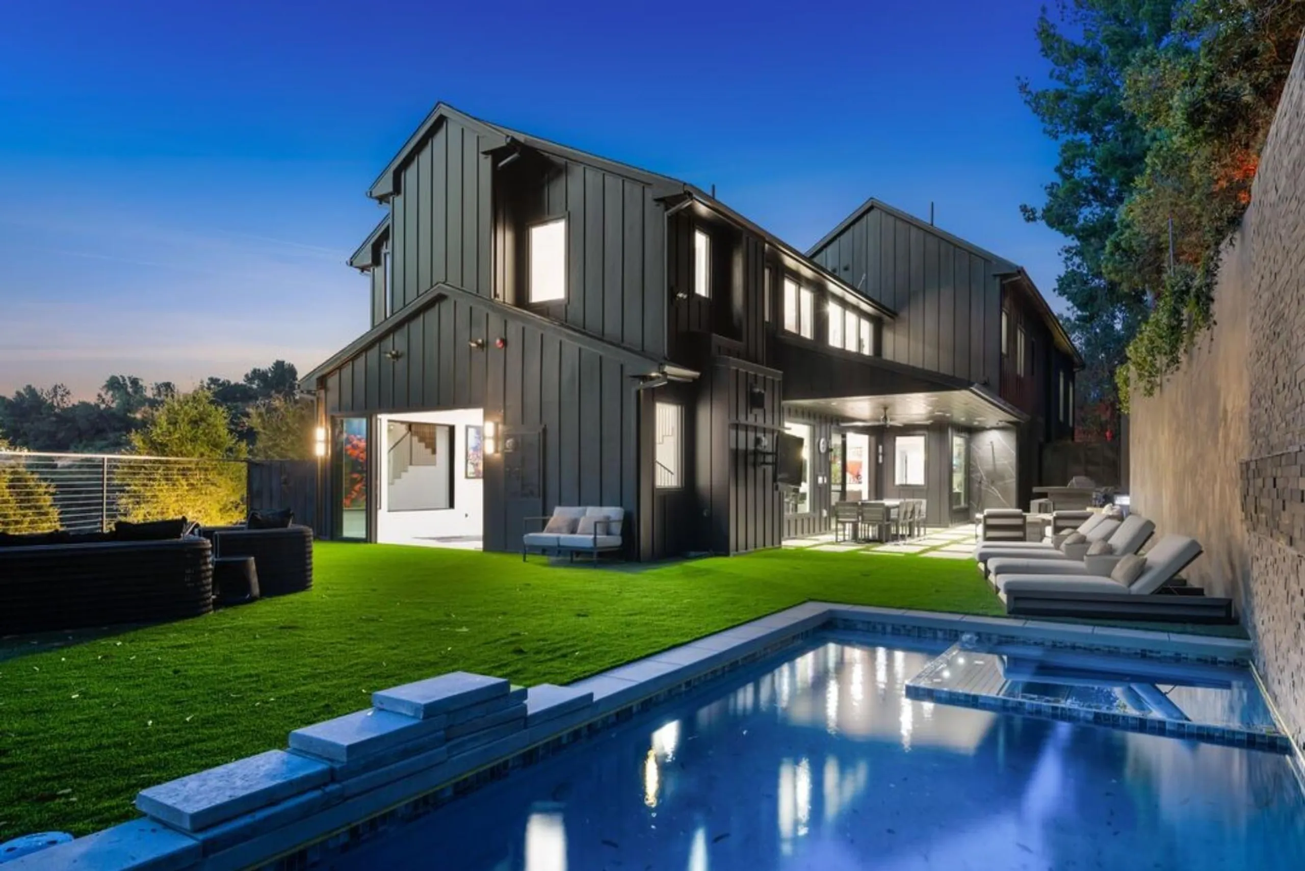 Exquisite Coldwater Canyon Sanctuary with Panoramic City & Mountain Views, Private Trails — photograph 2