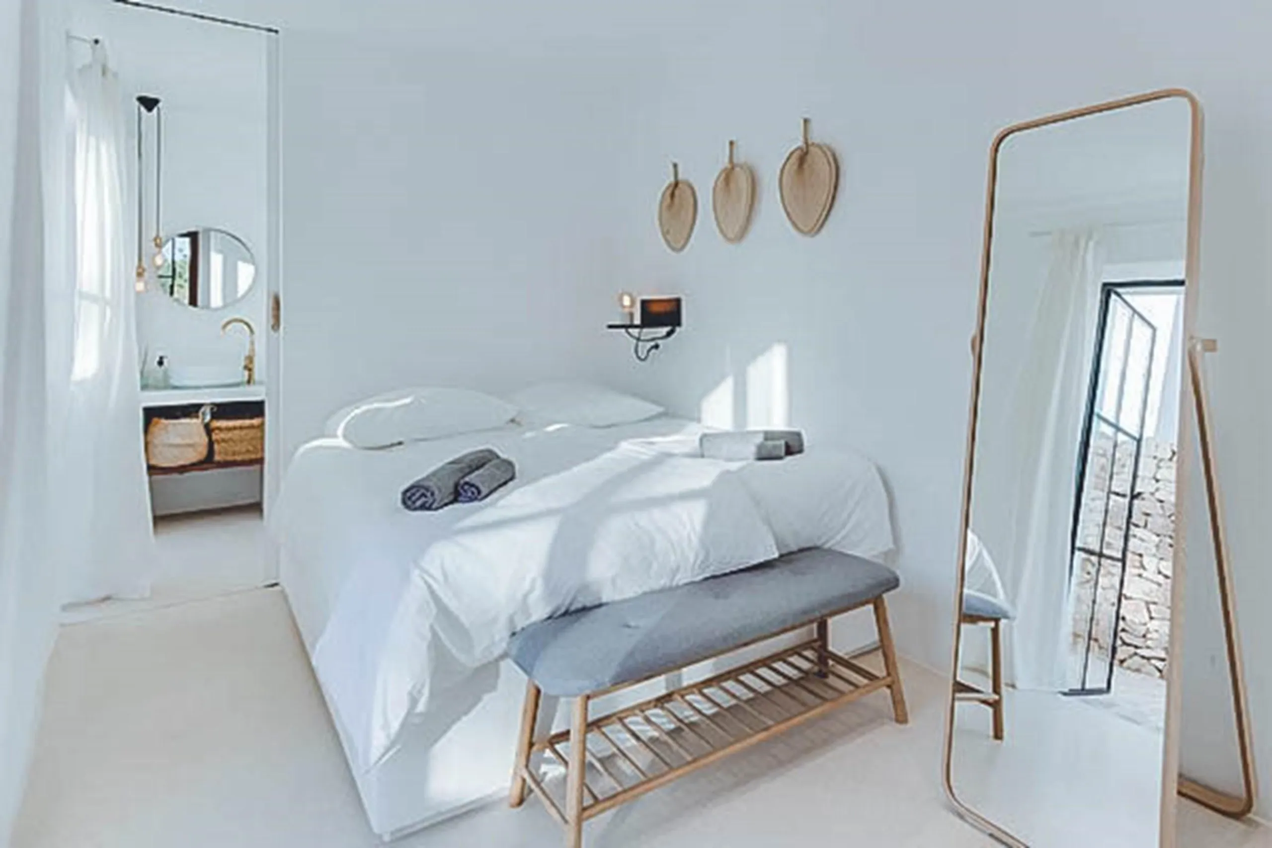 Breathtaking Modern Villa in Ibiza with Pool and Jacuzzi — photograph 11