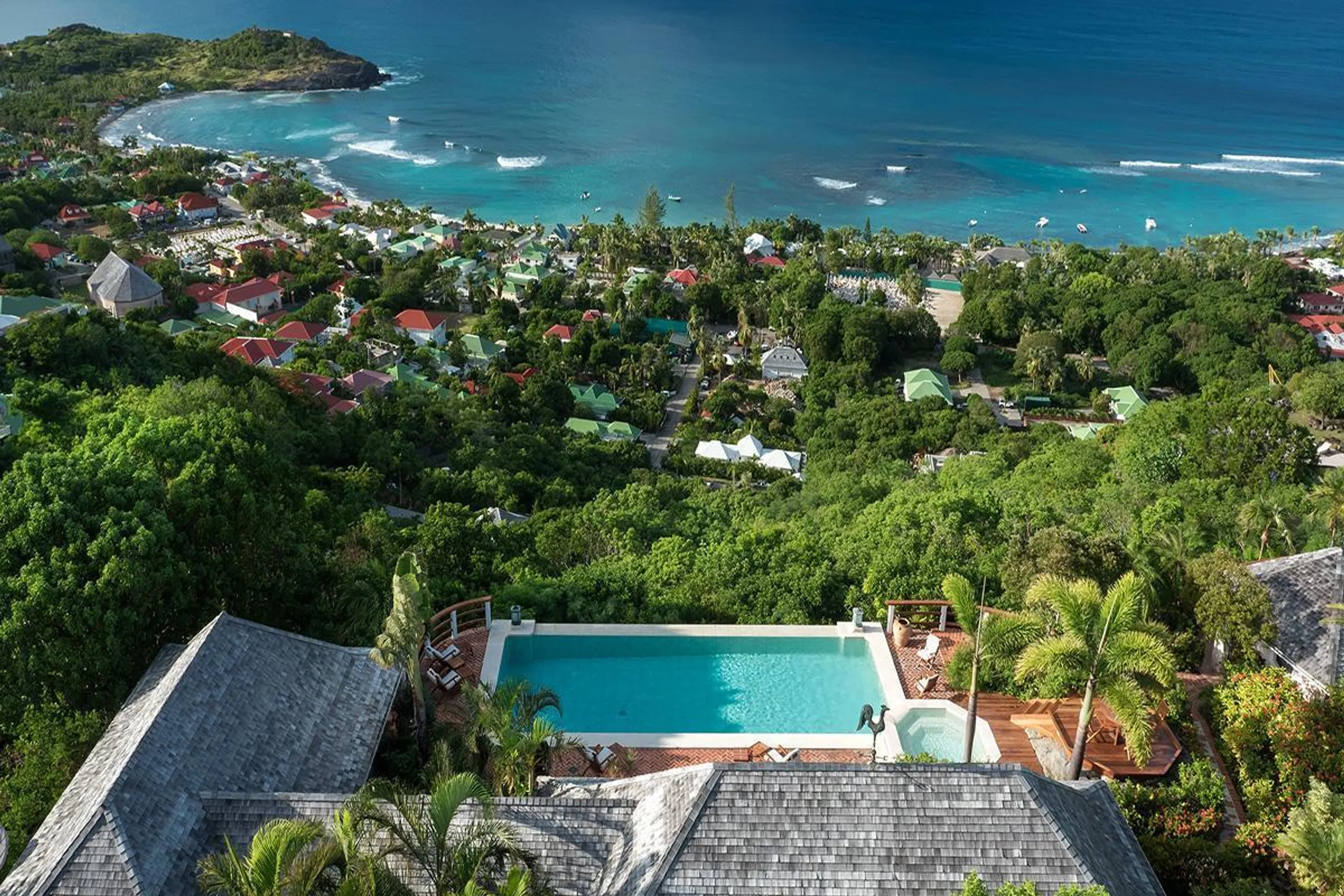 Stunning Oceanside Estate with Private Pool and Jacuzzi — photograph 2