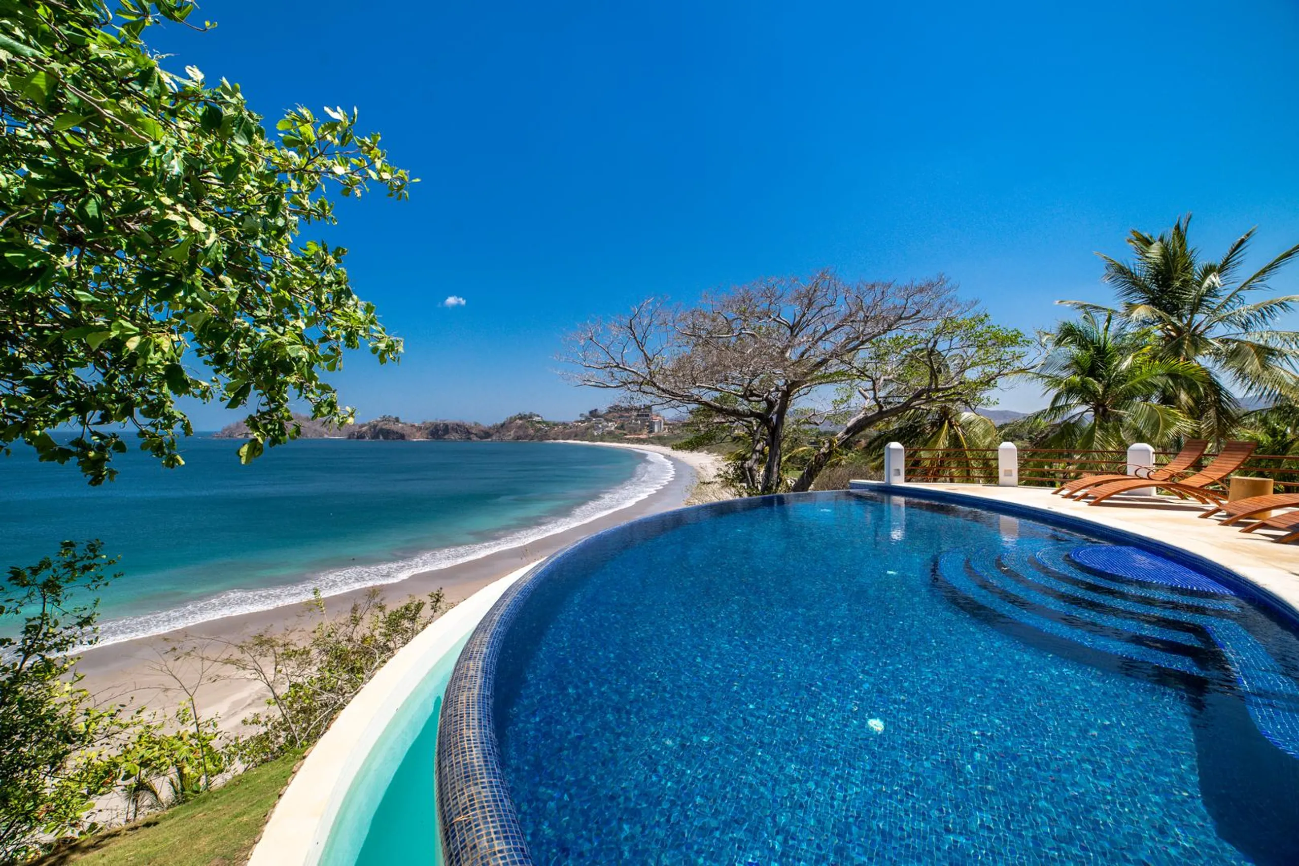 Opulent Playa Flamingo Villa with Private Pool and Sweeping Ocean Views — photograph 4