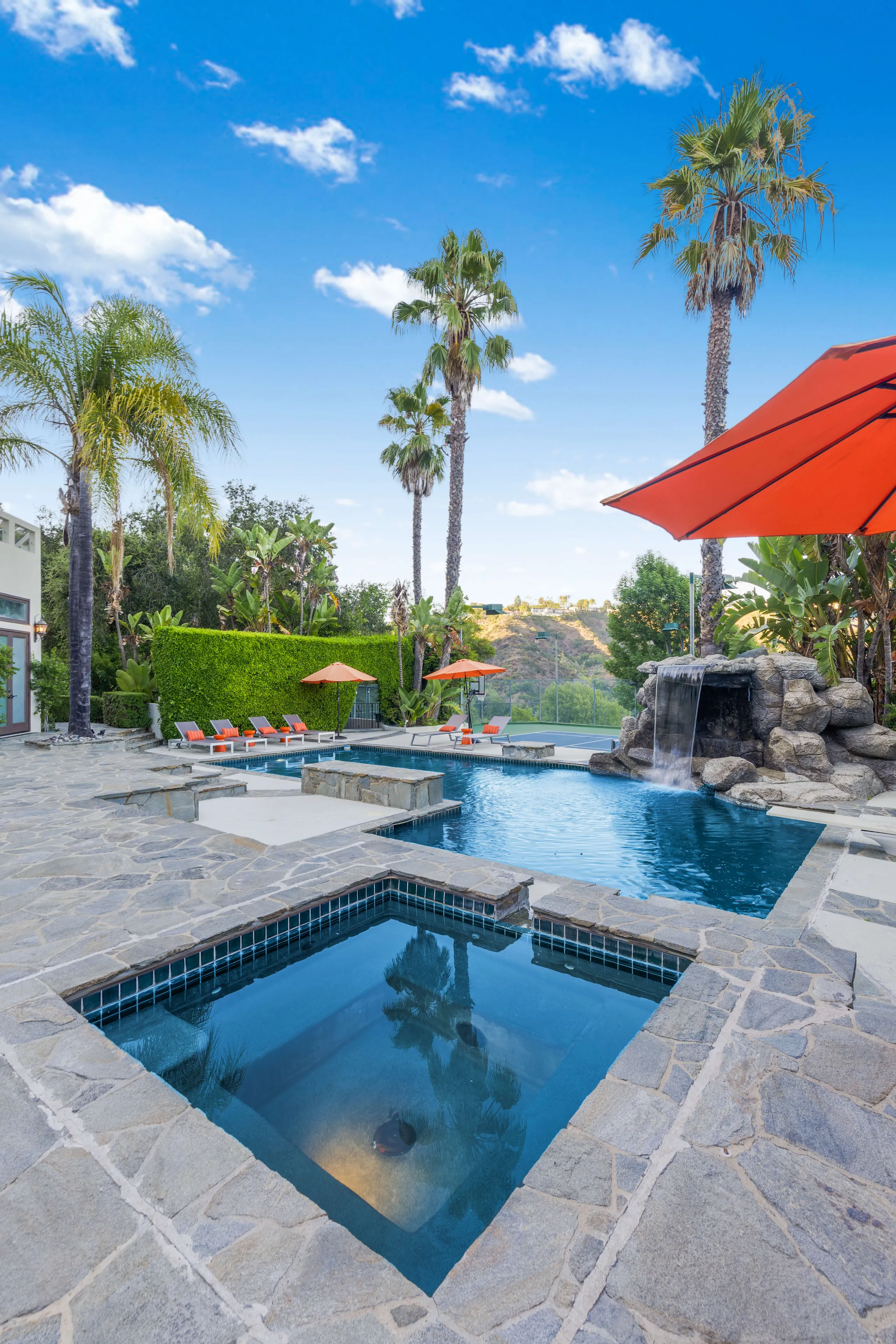 Refined Style Contemporary Estate with Private Pool, Sauna, and Tennis Court — photograph 4