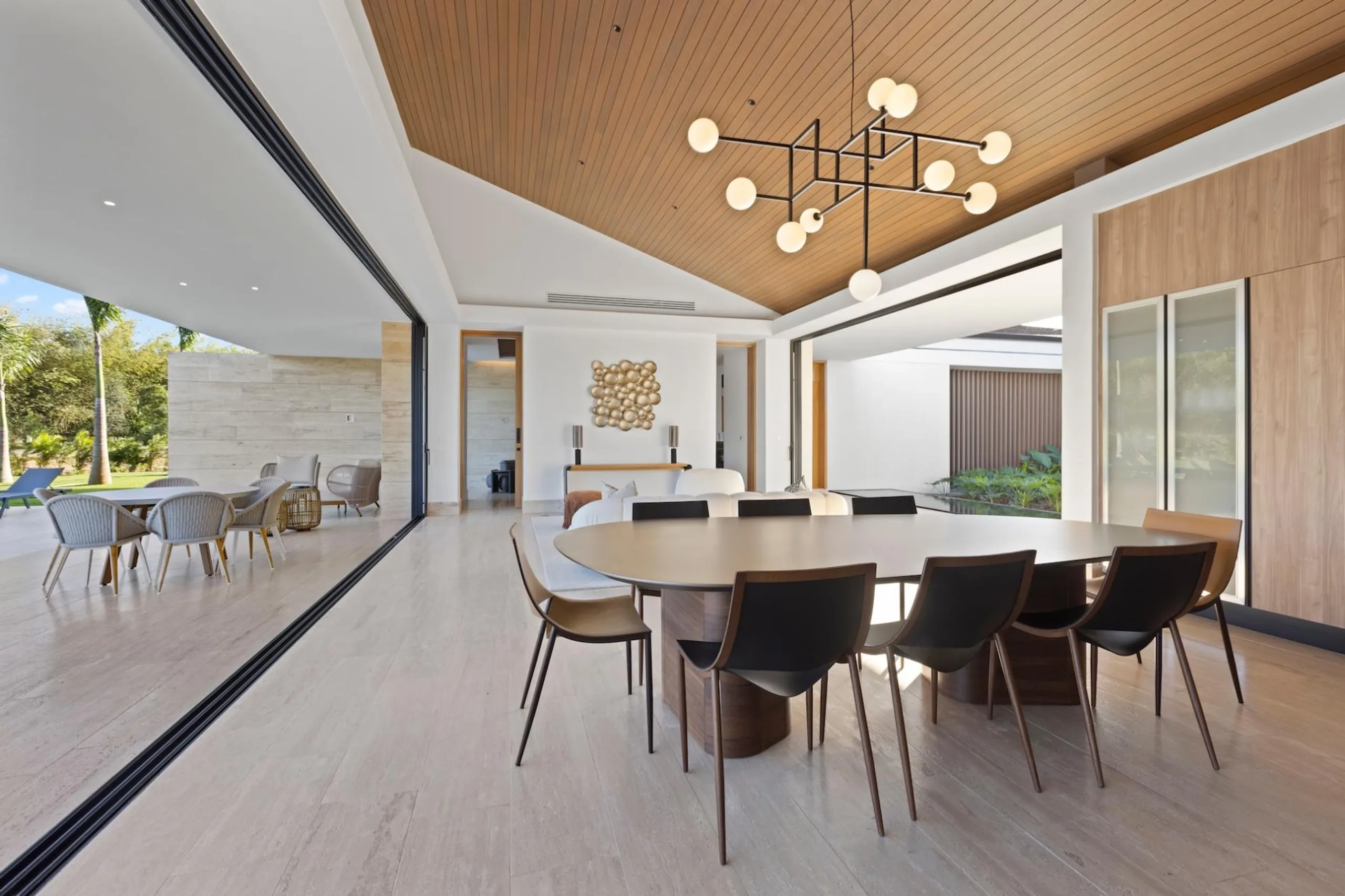 Splendorous Brand-new Modern Villa with Infinity Pool and Heated Jacuzzi — photograph 10