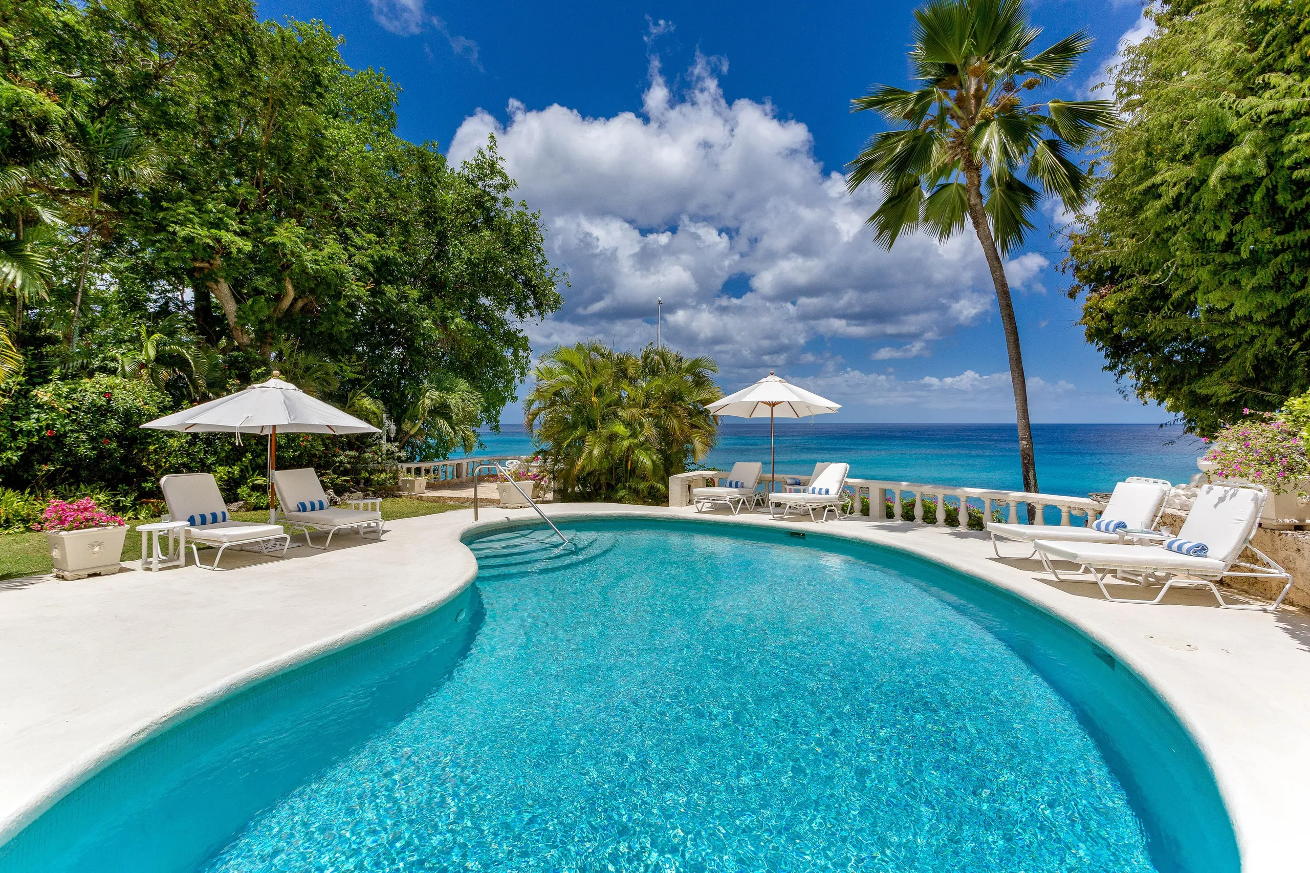 Barbados Magnificient Beachfront Villa with Calming Sea Views — photograph 6