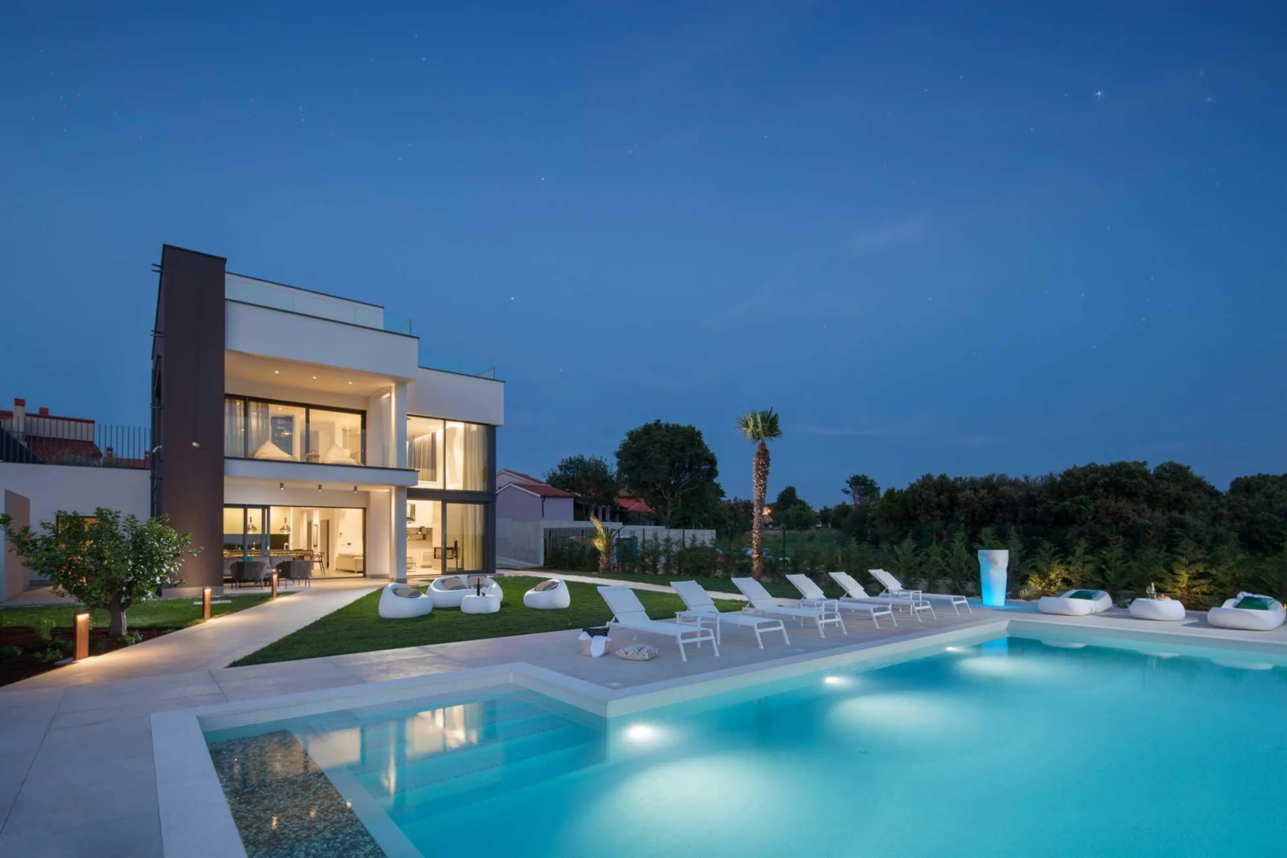 Luxurious Villa with Heated Pool and Stunning Views — photograph 6