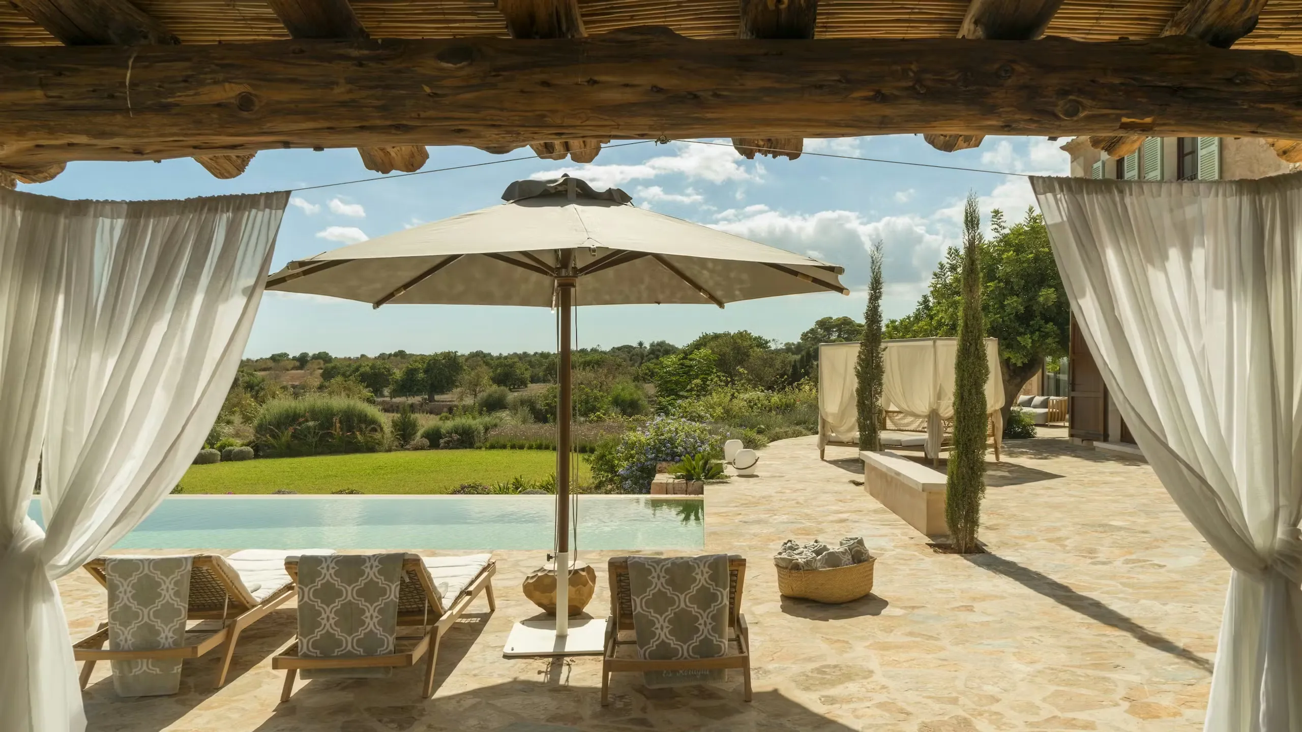 Enchanting Countryside Retreat with Infinity Pool and Scenic Views — photograph 3