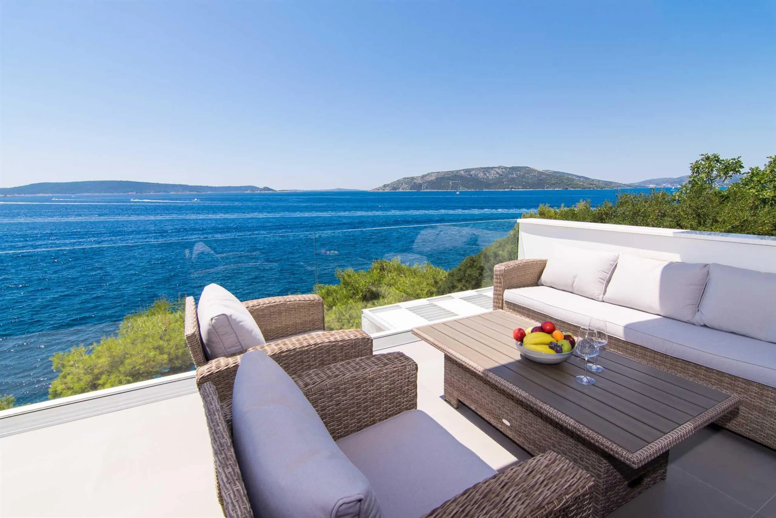 Serene Beachfront 4-Bedroom Villa on Ciovo Island with Private Pool and Ocean Views — photograph 7