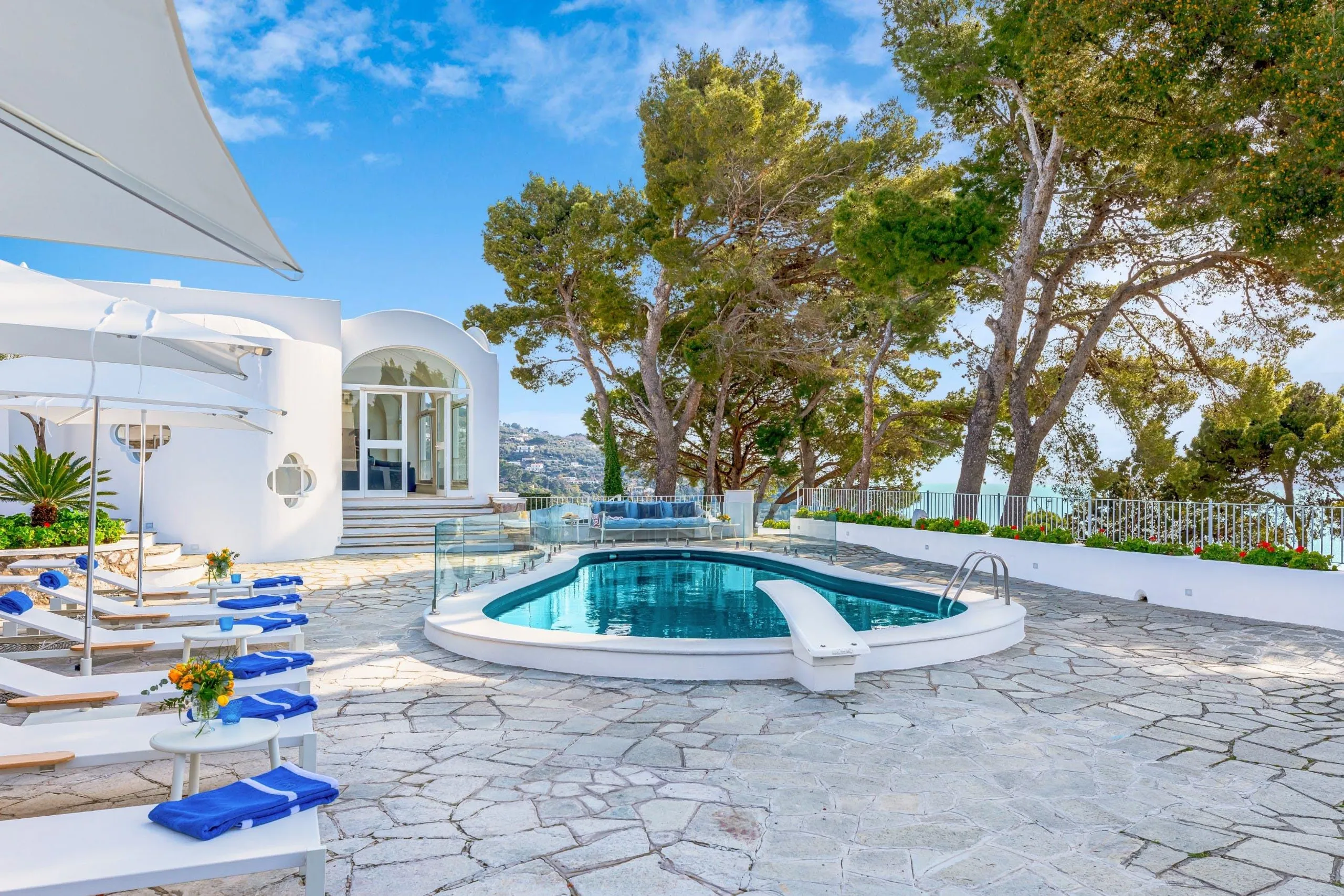 Stylish Seaview Villa with Private Pool and Garden Grounds — photograph 4