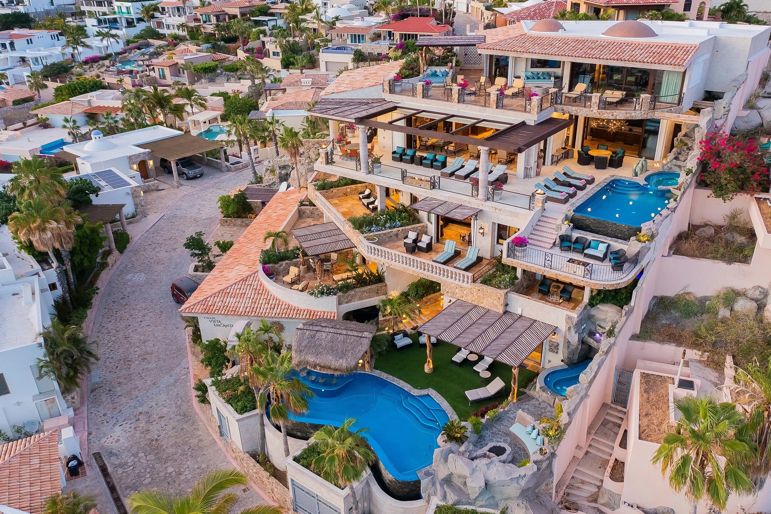 Enchanting Views of the Pacific Ocean from Four Level Luxury Compound with 2 Pools! — photograph 2