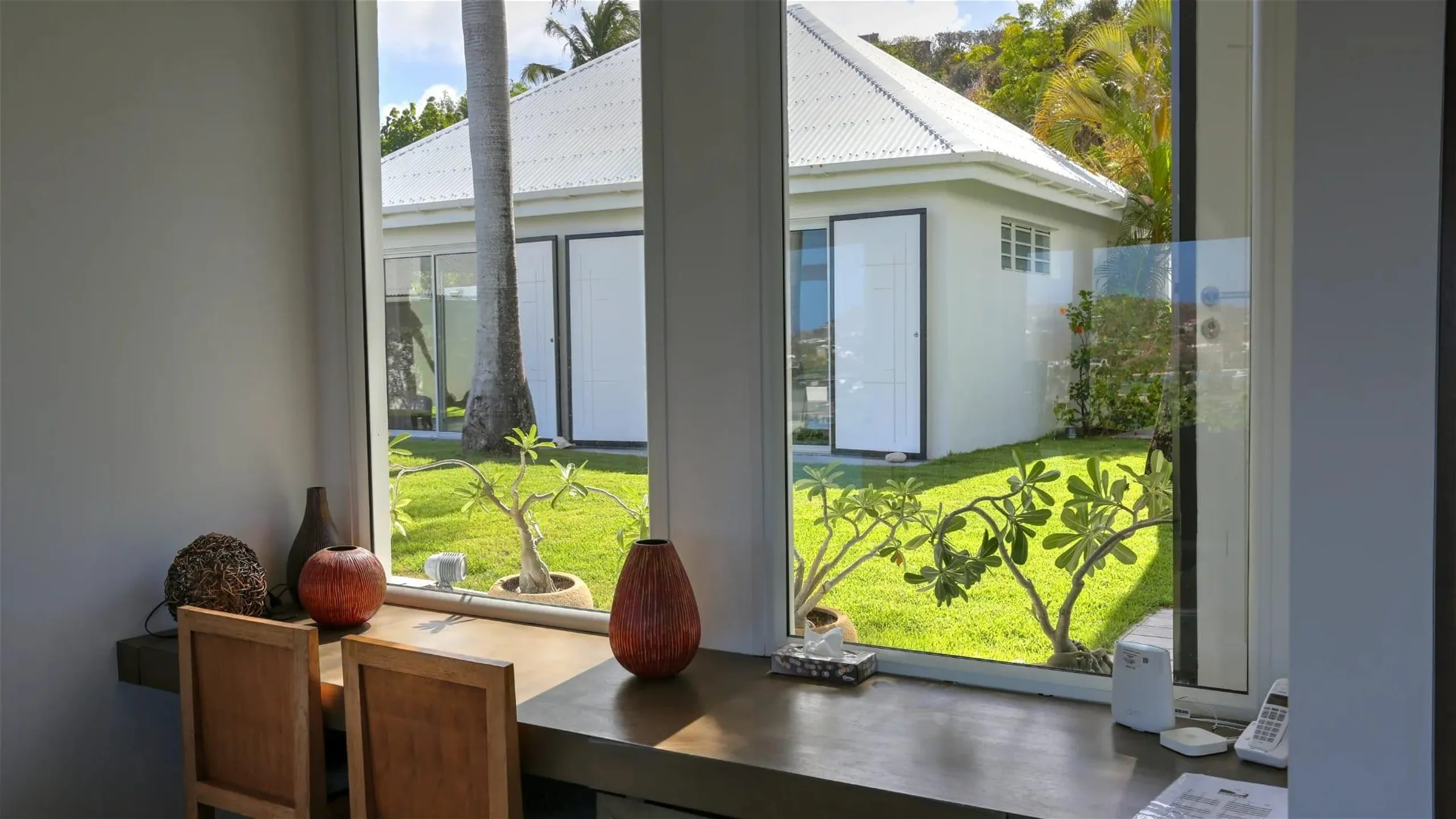 Luxurious Oceanfront Villa with Infinity Pool and Panoramic Marigot Bay Views — photograph 8
