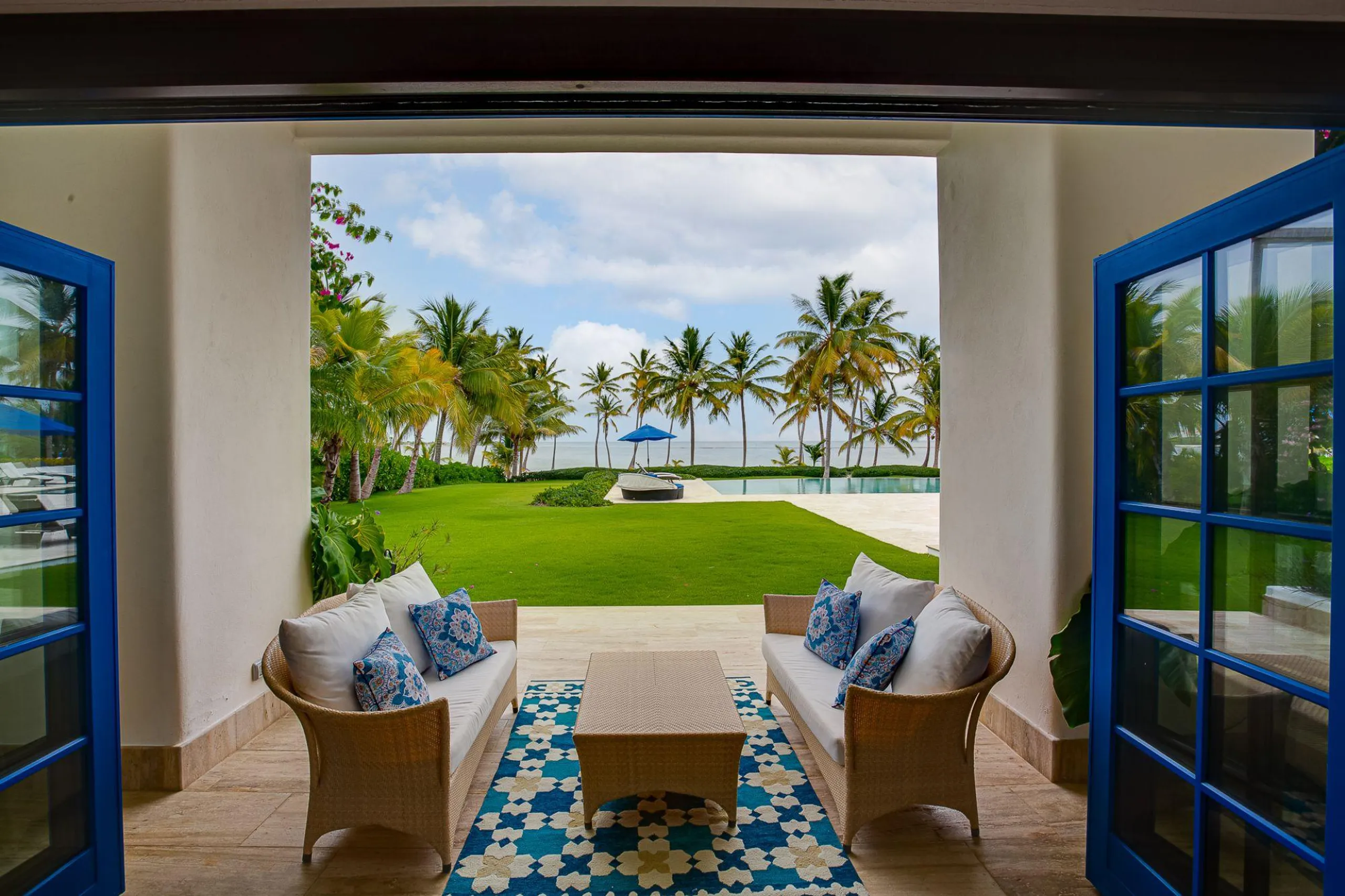 Splendid Beachfront Estate with Invigorating Pool and Grand Garden Grounds — photograph 6