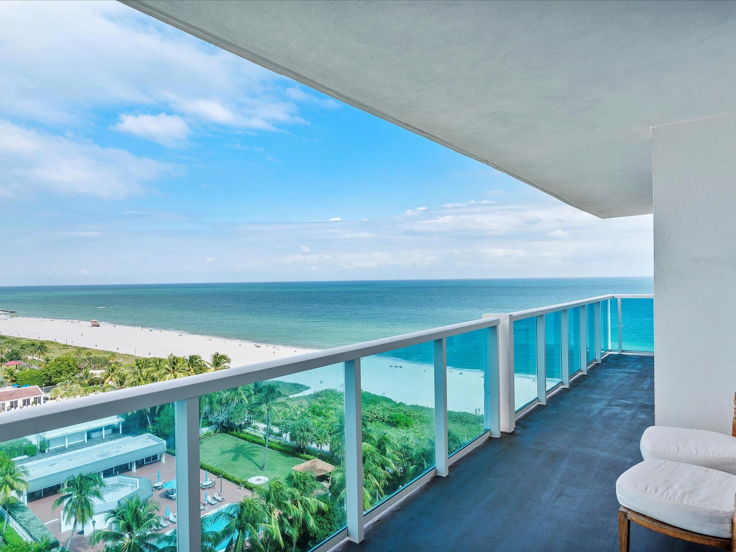 Deluxe Beachfront Retreat with Sun Deck — photograph 4