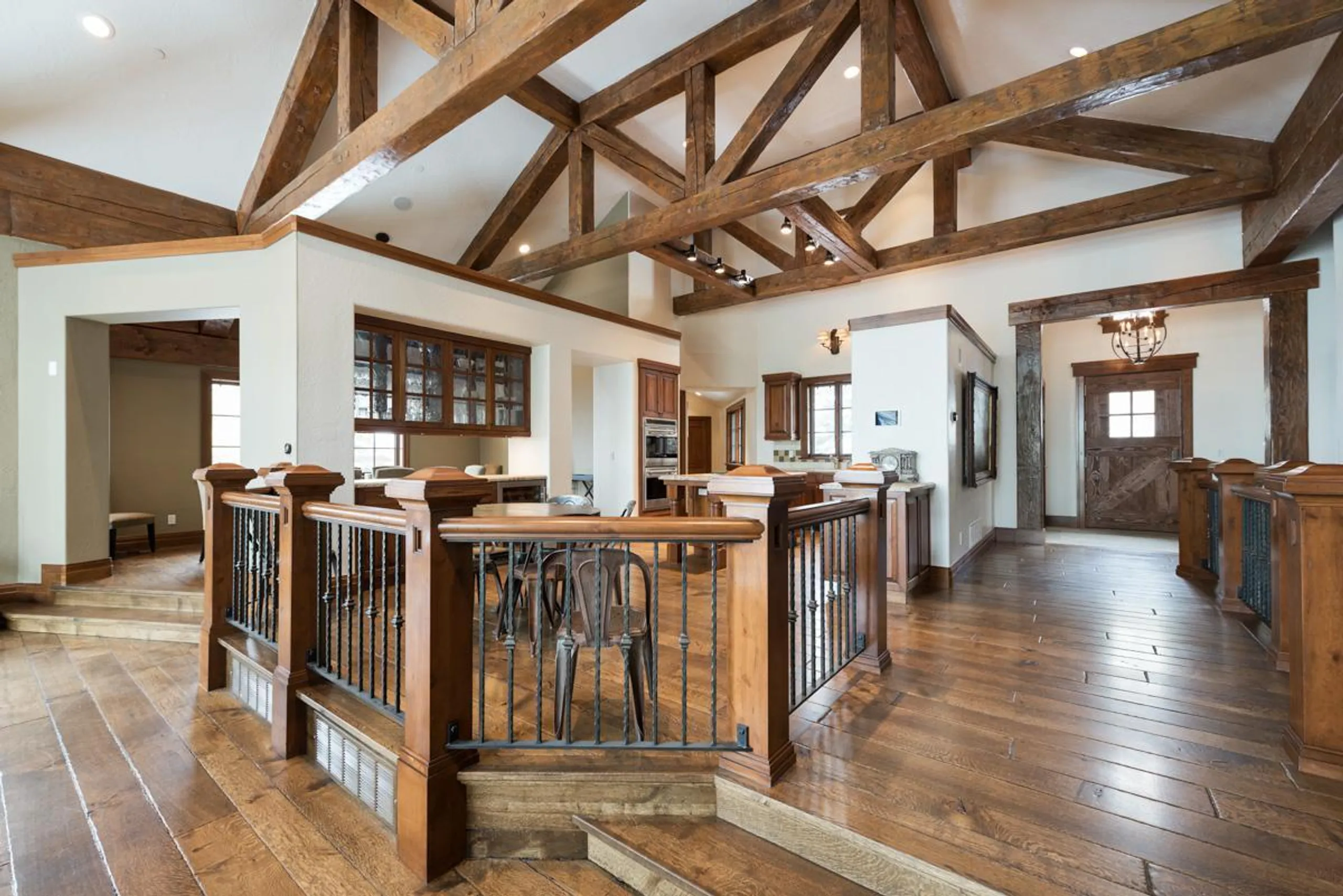 Exquisite Mountain Chalet with Entertainment Room and Stunning Views — photograph 10
