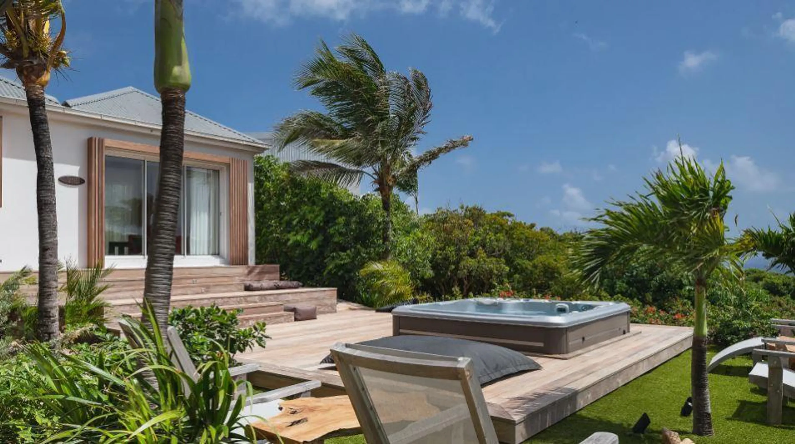 Majestic Private Haven Villa in Pointe Milou with Heated Pool Jacuzzi and Stunning Views of the Hill and Ocean — photograph 3