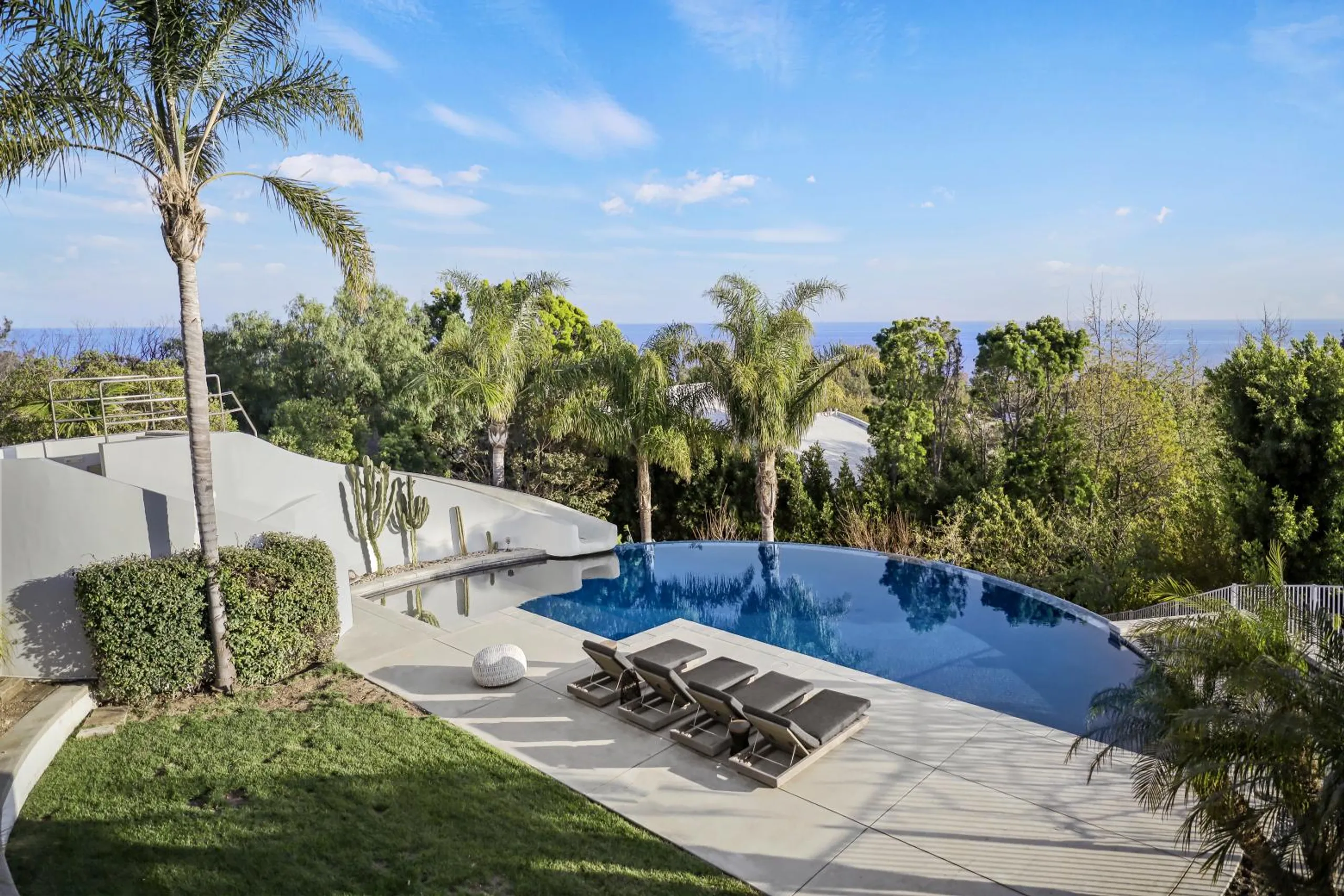 Architectural Malibu Estate with Infinity Pool and Tennis Court — photograph 4