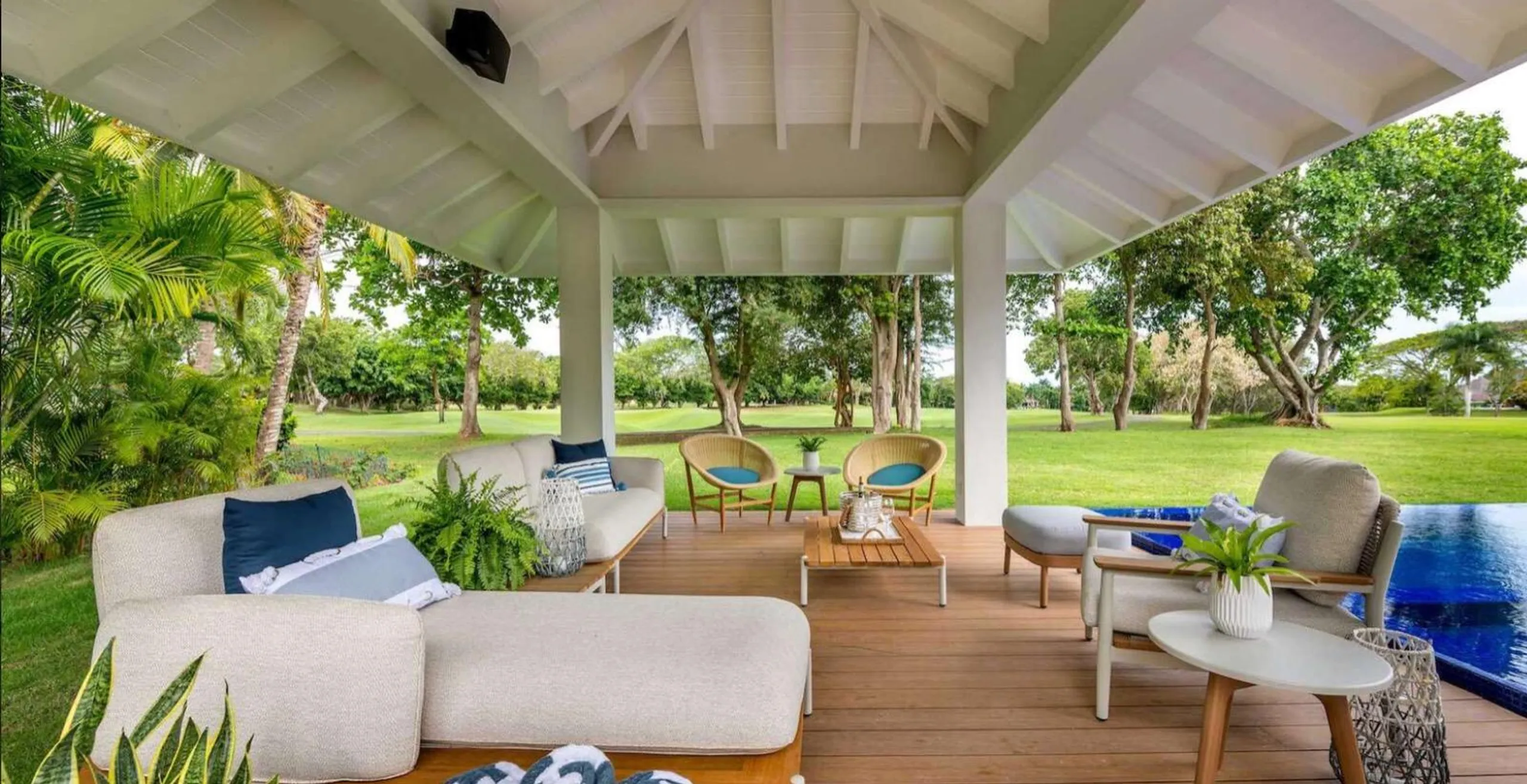 Top-of-the-line Villa with Private Pool, Jacuzzi and  Gazebo — photograph 3