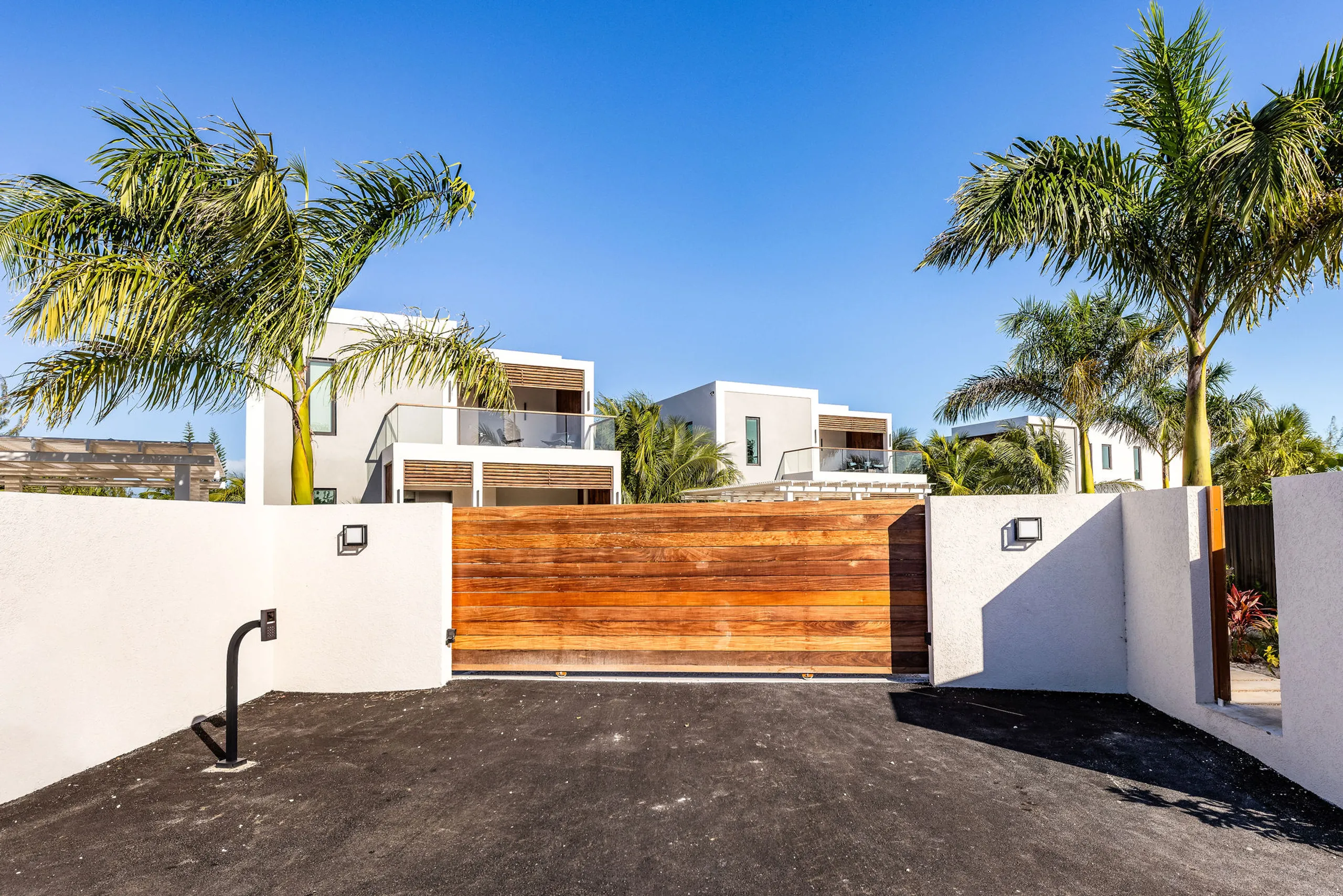 Contemporary 3 Bedroom Villa with Private Pool, & Lush Garden — photograph 7