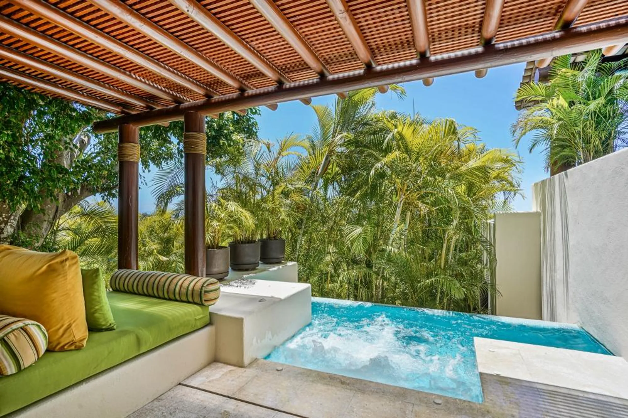 Opulence Unveiled with Mountain Vistas and Panoramic Ocean View Retreat — photograph 6