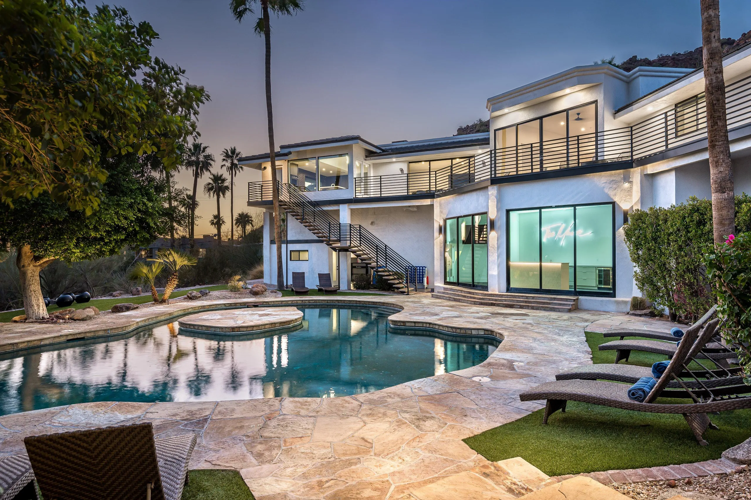 Iconic Camelback Mountain Estate with Private Heated Pool, and Breathtaking City and Mountain Views — photograph 2