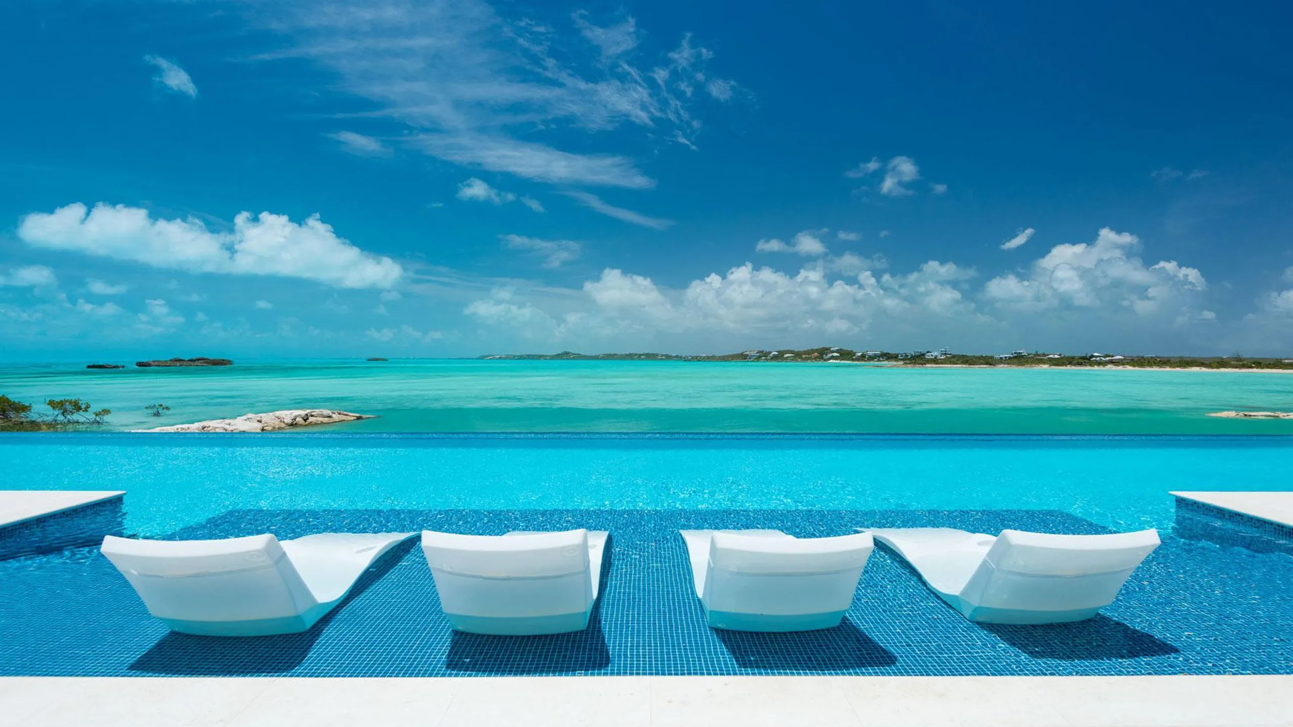 Serene Ocean Views from Chic Island Estate with Infinity Pool — photograph 2