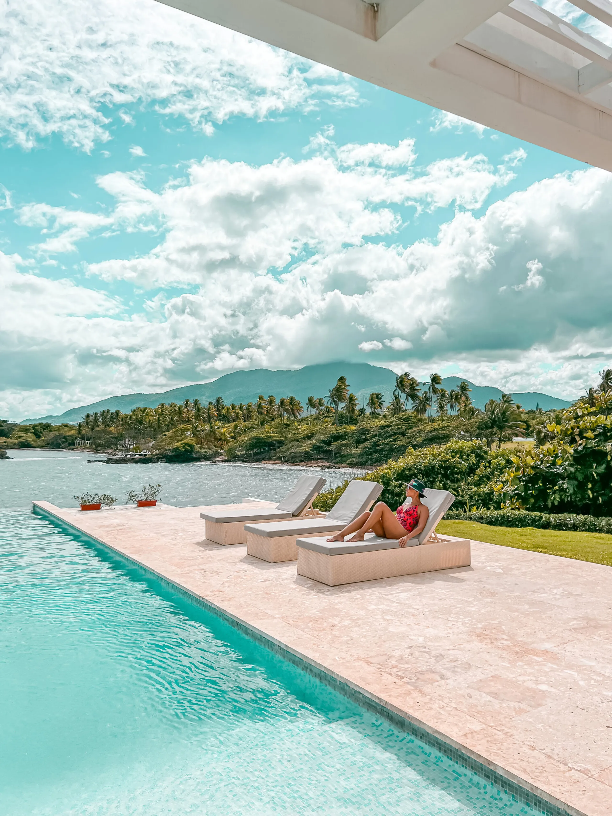 Luminous Beachfront Getaway with Infinity Pool, Jacuzzi and Spectacular Sunset Views — photograph 8