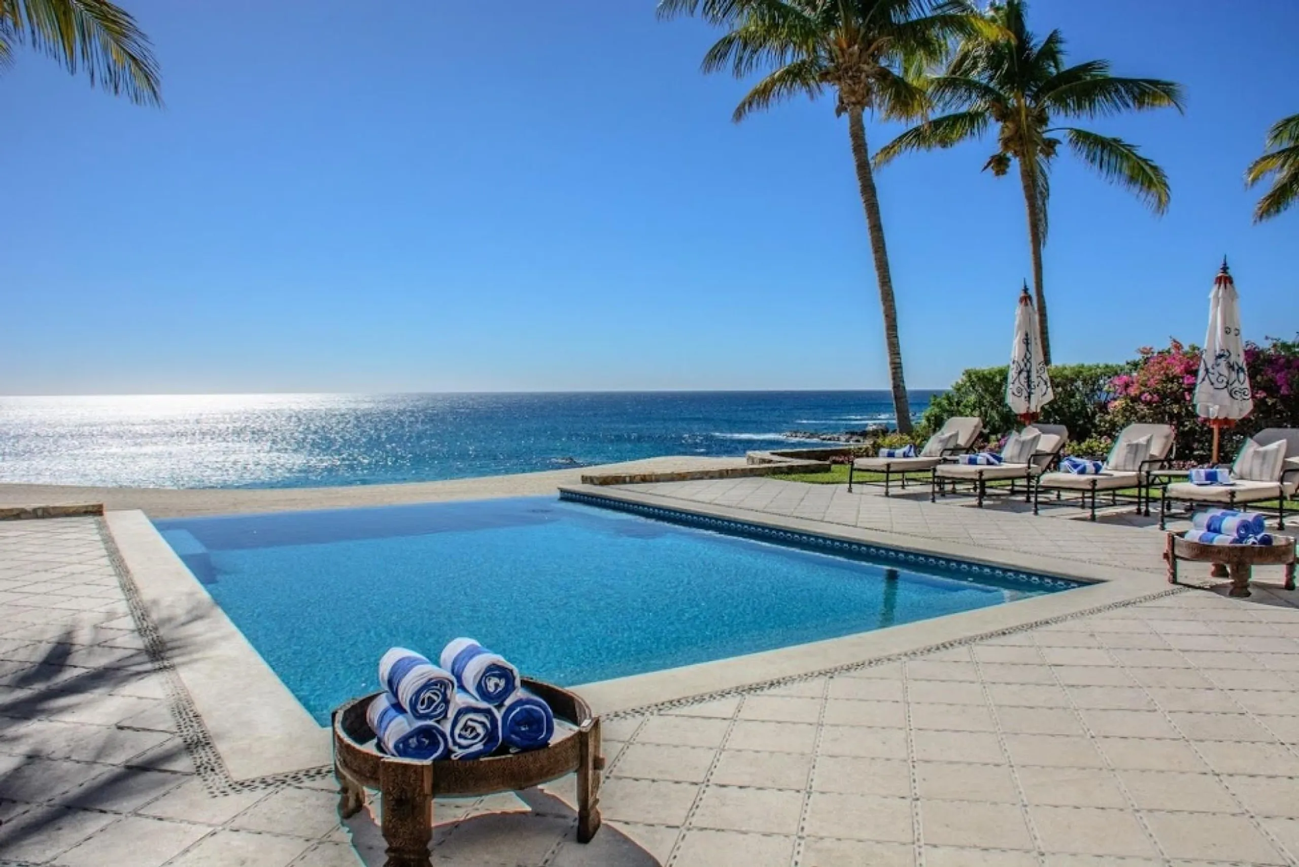Stunning Contemporary Los Cabos Oceanfront Estate  with Infinity Pool and Sweeping Ocean Views — photograph 2