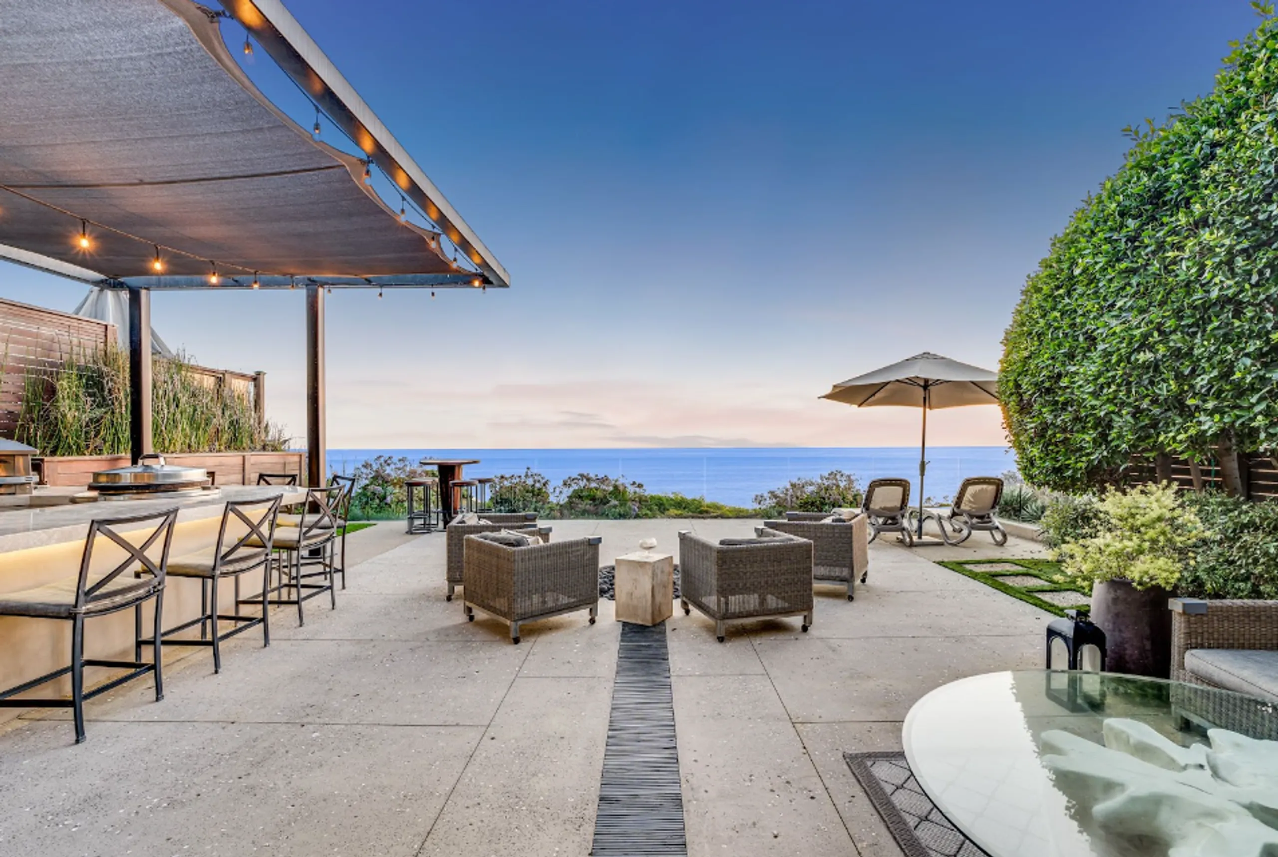 Elegant Three-Story Villa with Overlooking Pacific Ocean Views and North County Beaches Nearby — photograph 3