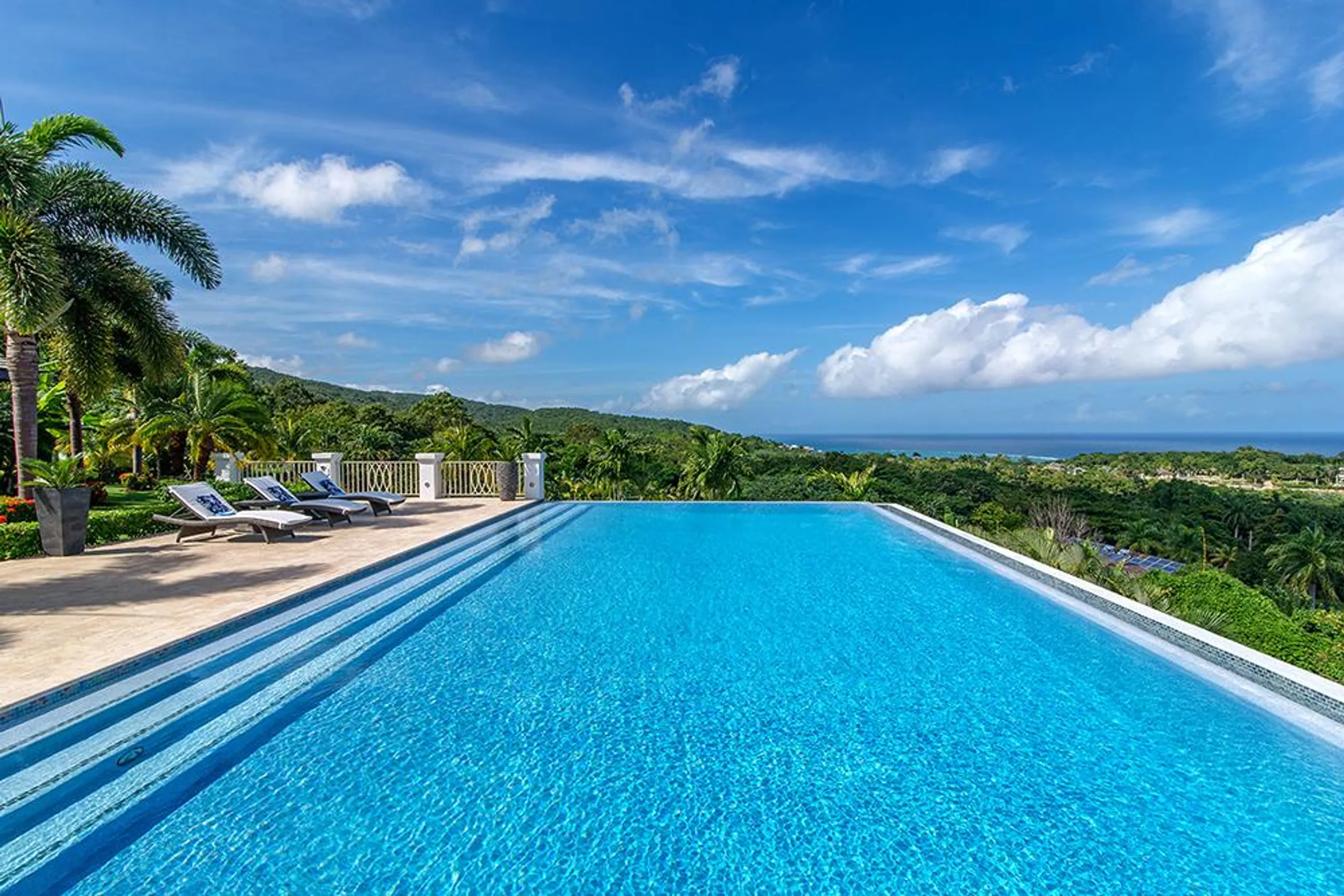 Sophisticated Sandy Bay Villa with Infinity Pool and Panoramic Ocean Views — photograph 2