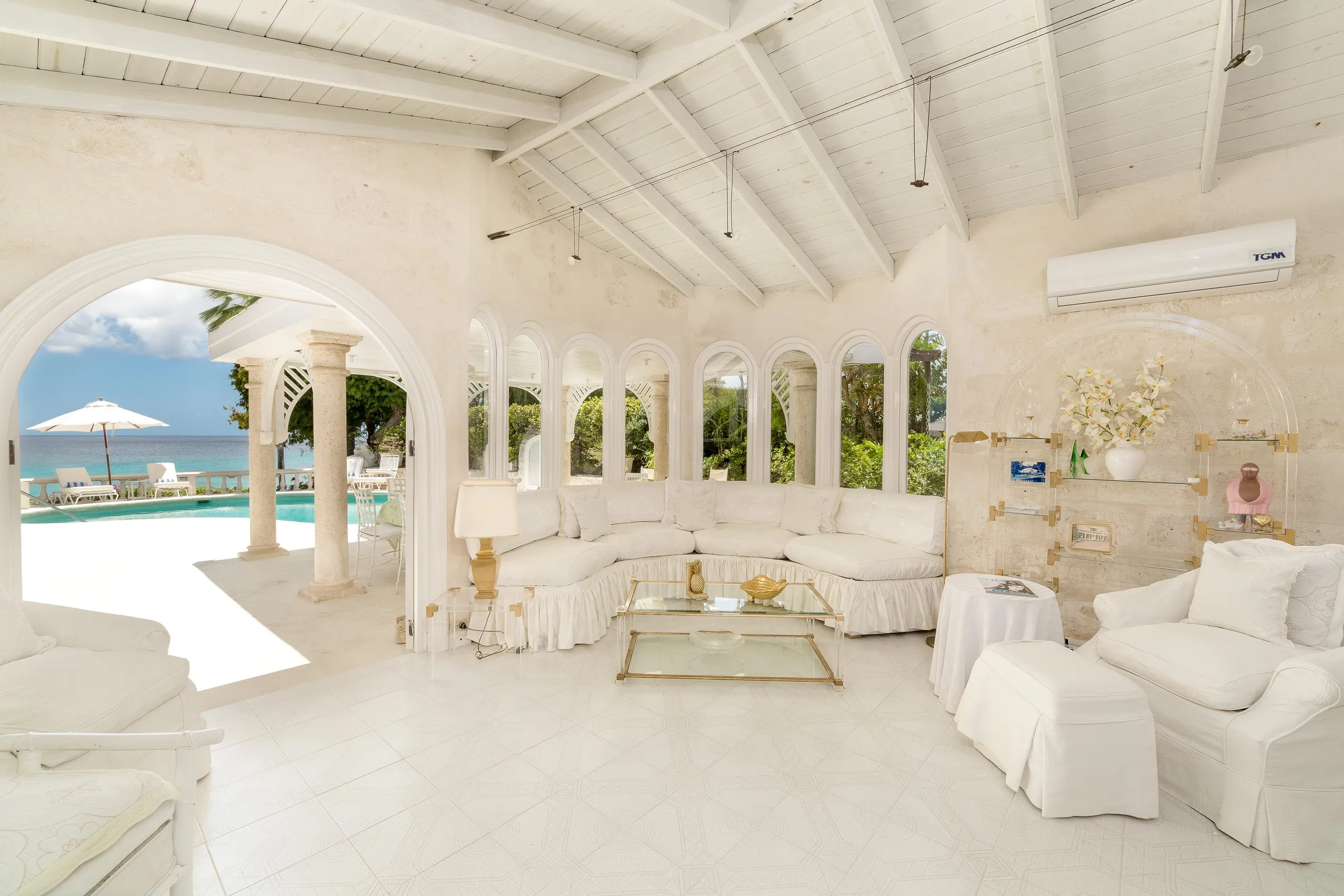 Barbados Magnificient Beachfront Villa with Calming Sea Views — photograph 8