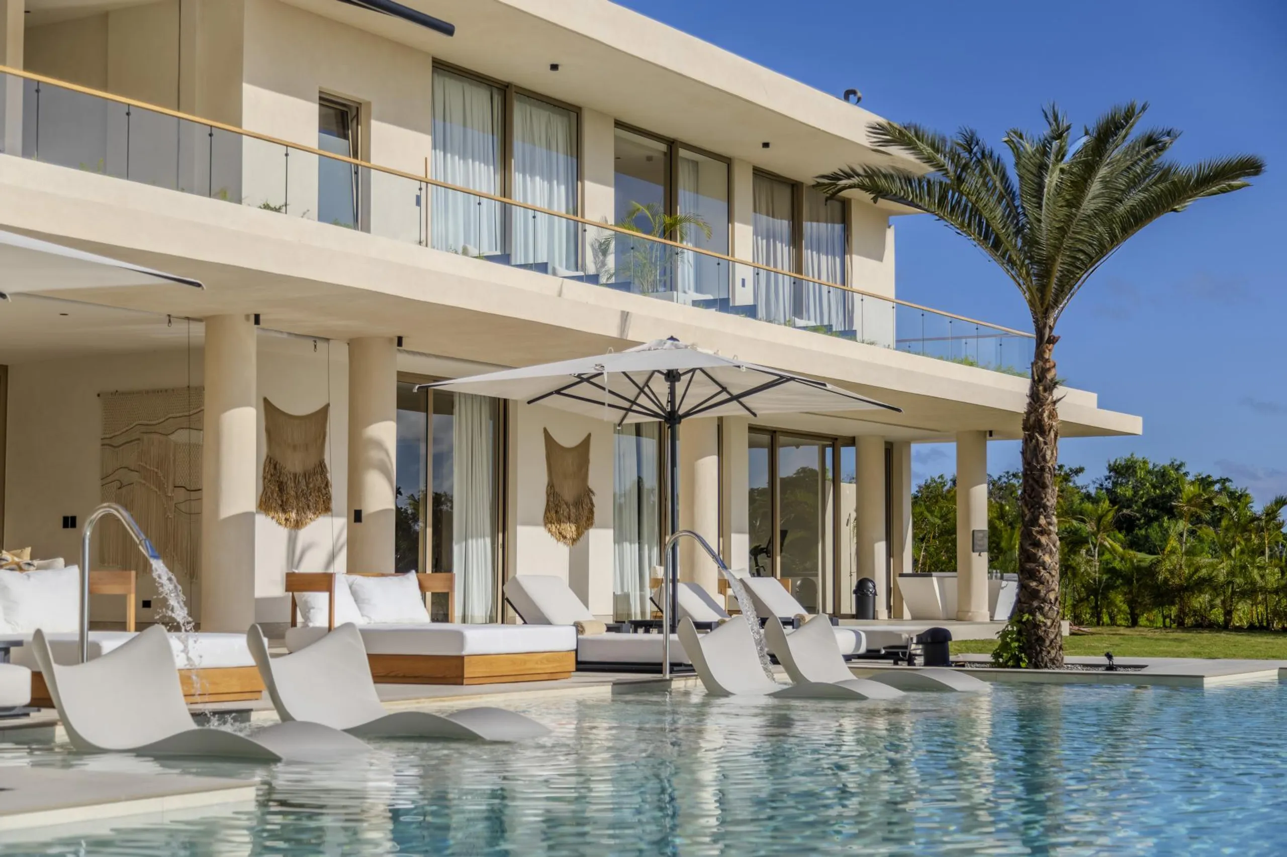 Caribbean Dream Villa: Enchanting Sunrises, Infinity Pool, and Ethnic Elegance — photograph 4