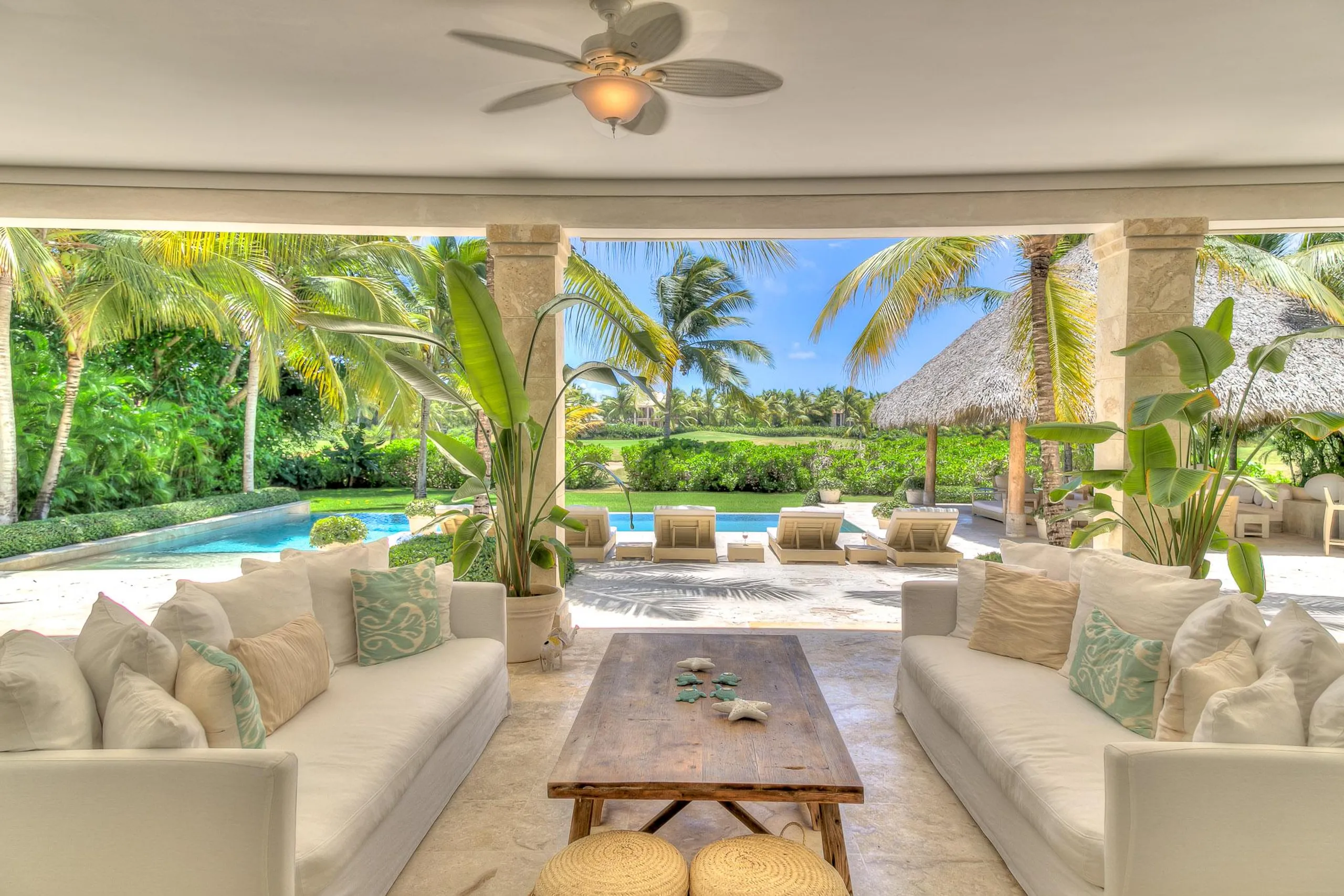 Spacious 4-Bedroom Villa with Private Pool and Art Nouveau Furnishings — photograph 4