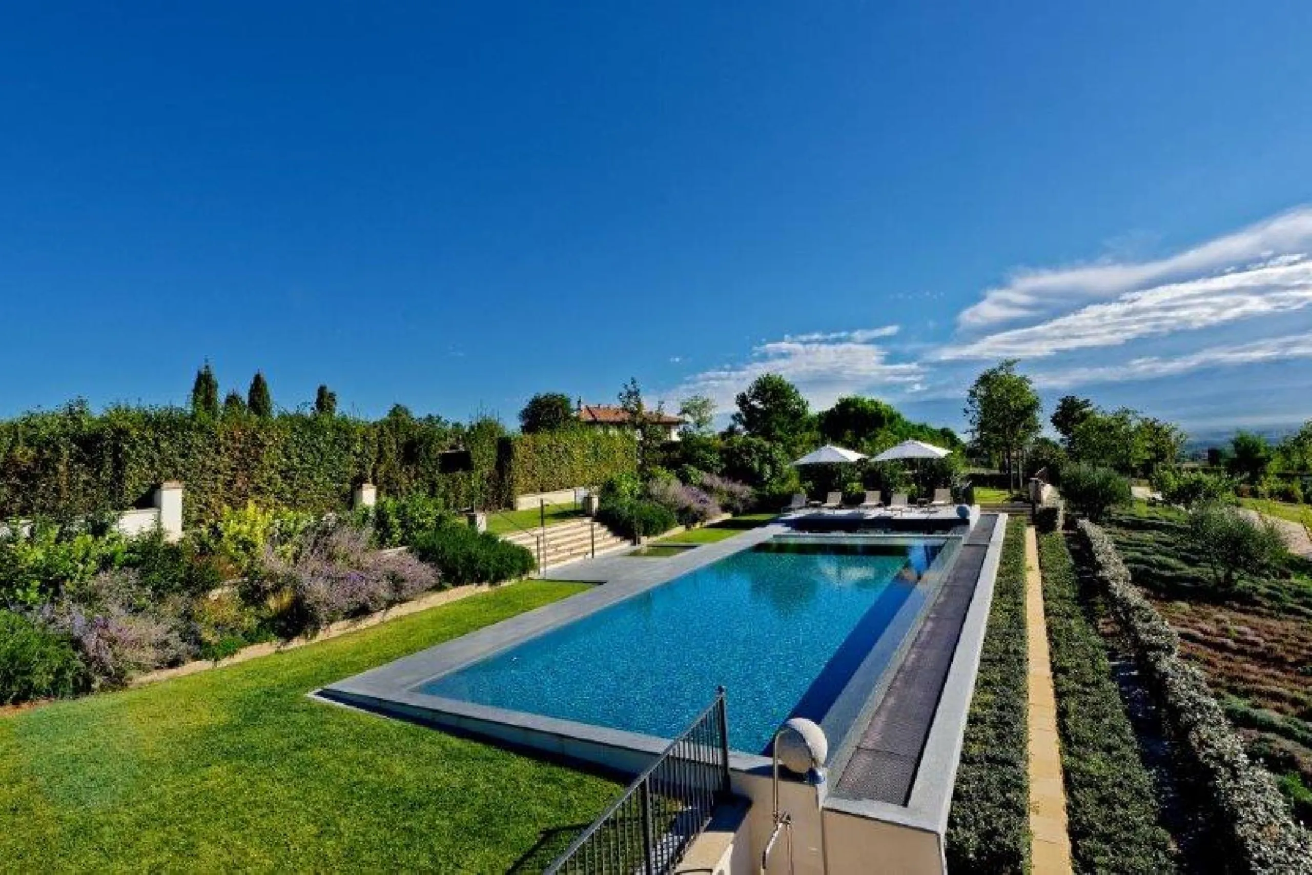 Paradise Estate with Infinity Pool and Lush Garden Grounds, Bologna