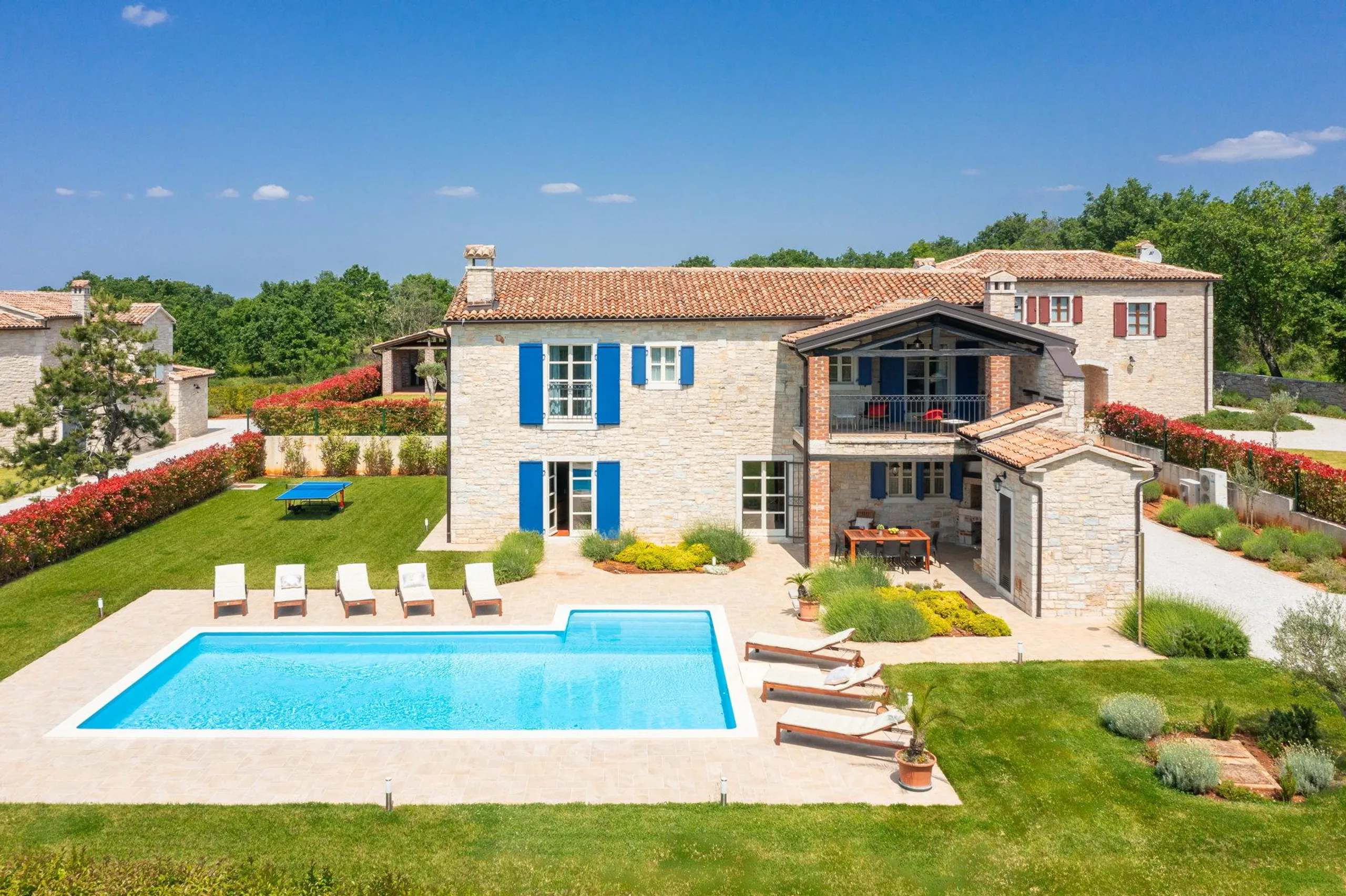 Deluxe Comfort Villa with Private Pool and Pristine Surroundings — photograph 9