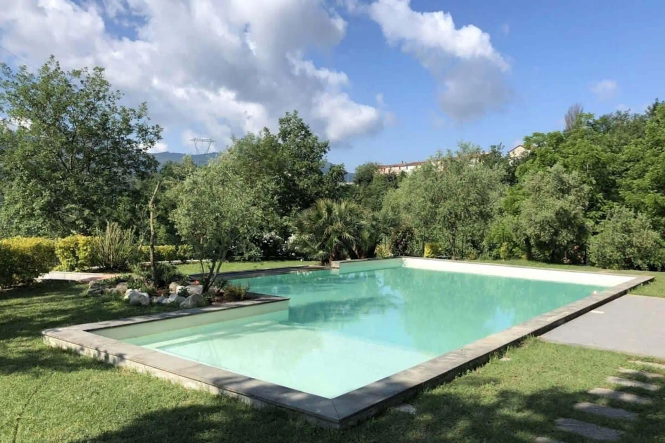 Tranquil Traditional Villa with Large Infinity Pool — photograph 8