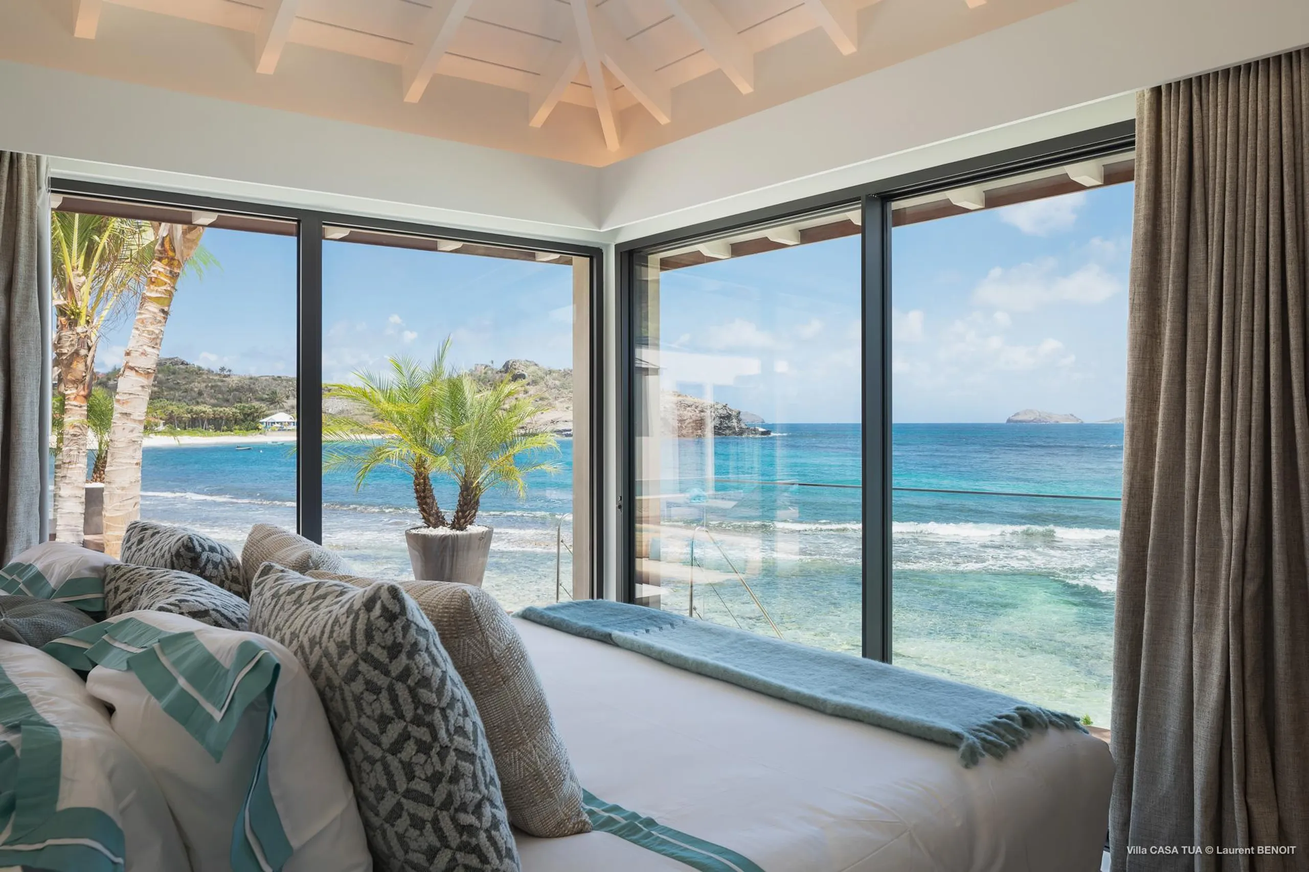 Rare St. Barth Beachfront Villa with Pool & Direct Ocean Access — photograph 8