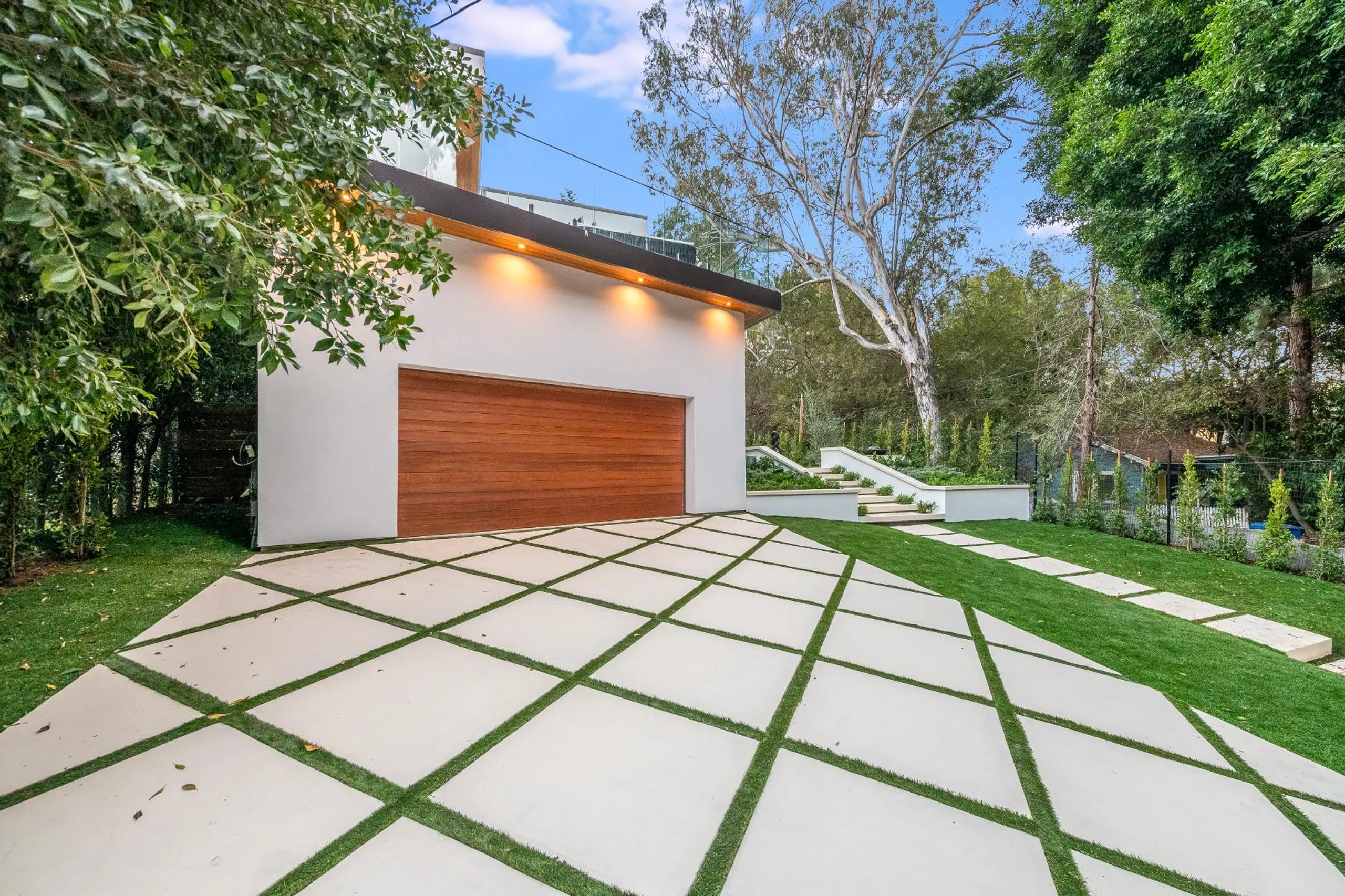 Modern Laurel Canyon Estate with Luxury Pool — photograph 9