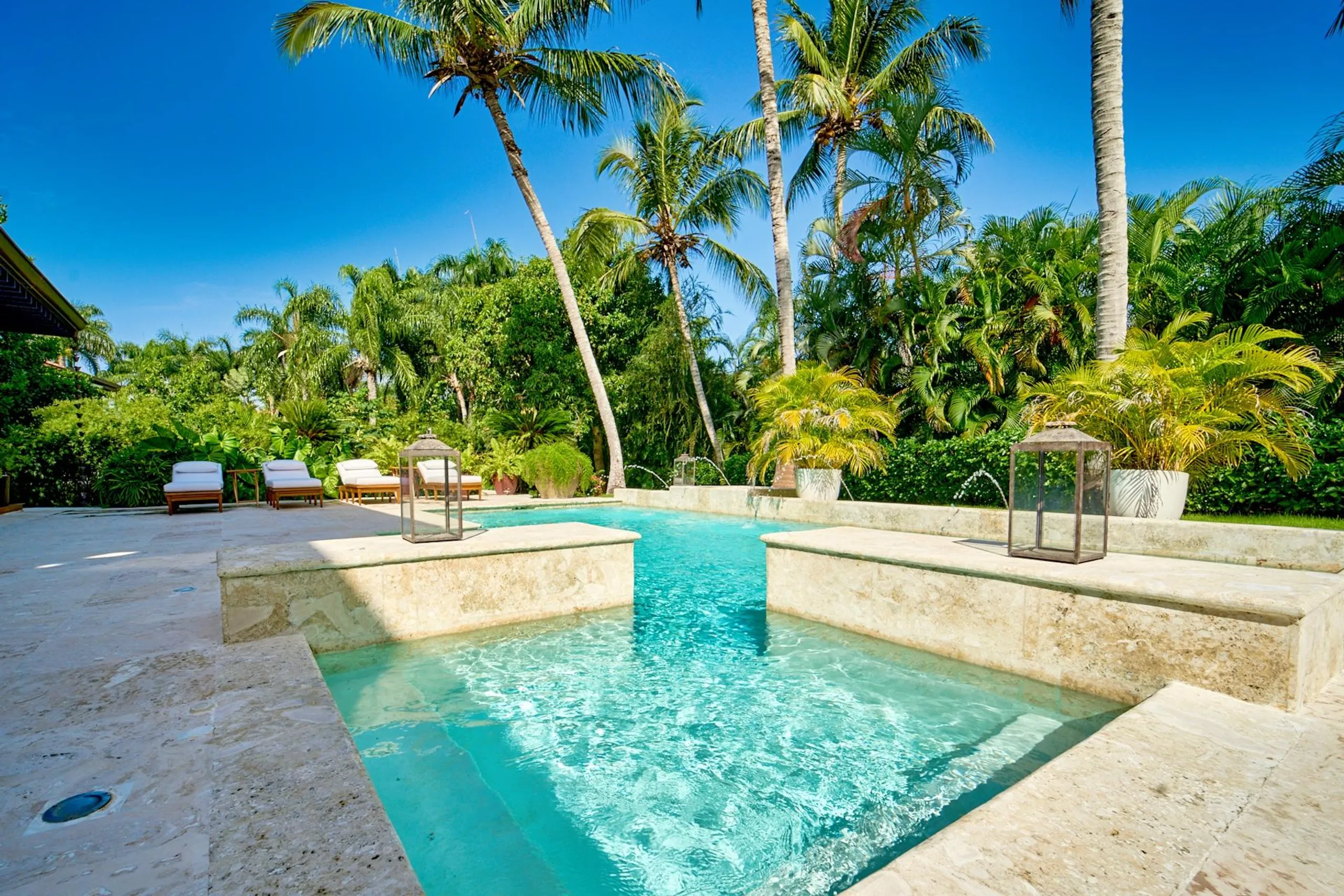 Elegant Boutique Villa with Private Pool, Lush Garden and Charming Gazebo — photograph 2