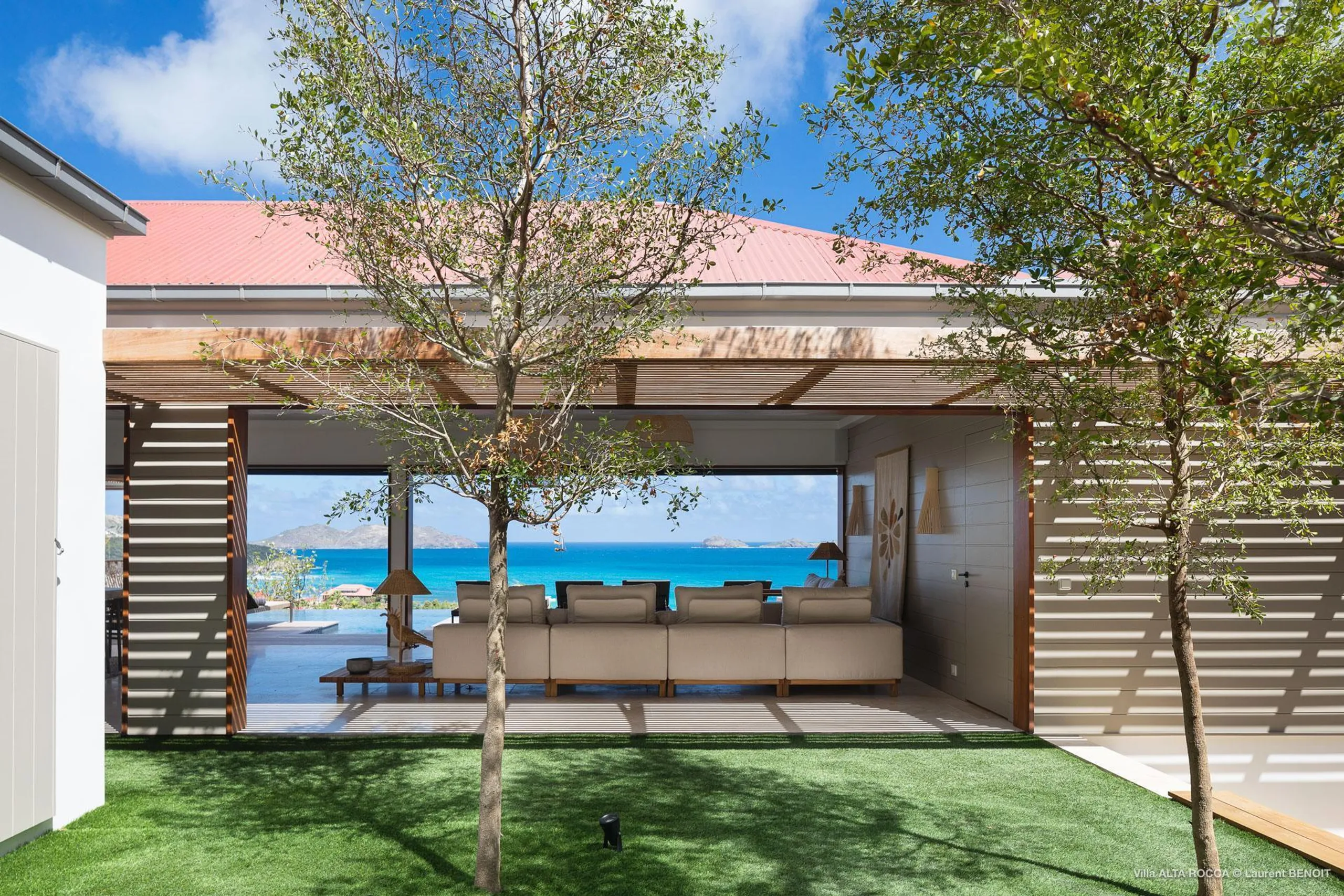 Exquisite Oceanside Villa with Infinity Pool and Zen Garden — photograph 2