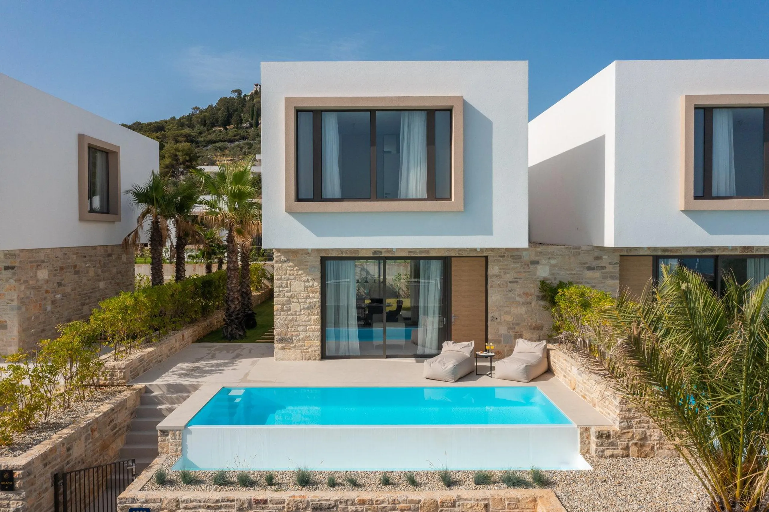 Gleaming Villa with Pool with Endless Sea on the Horizon — photograph 4