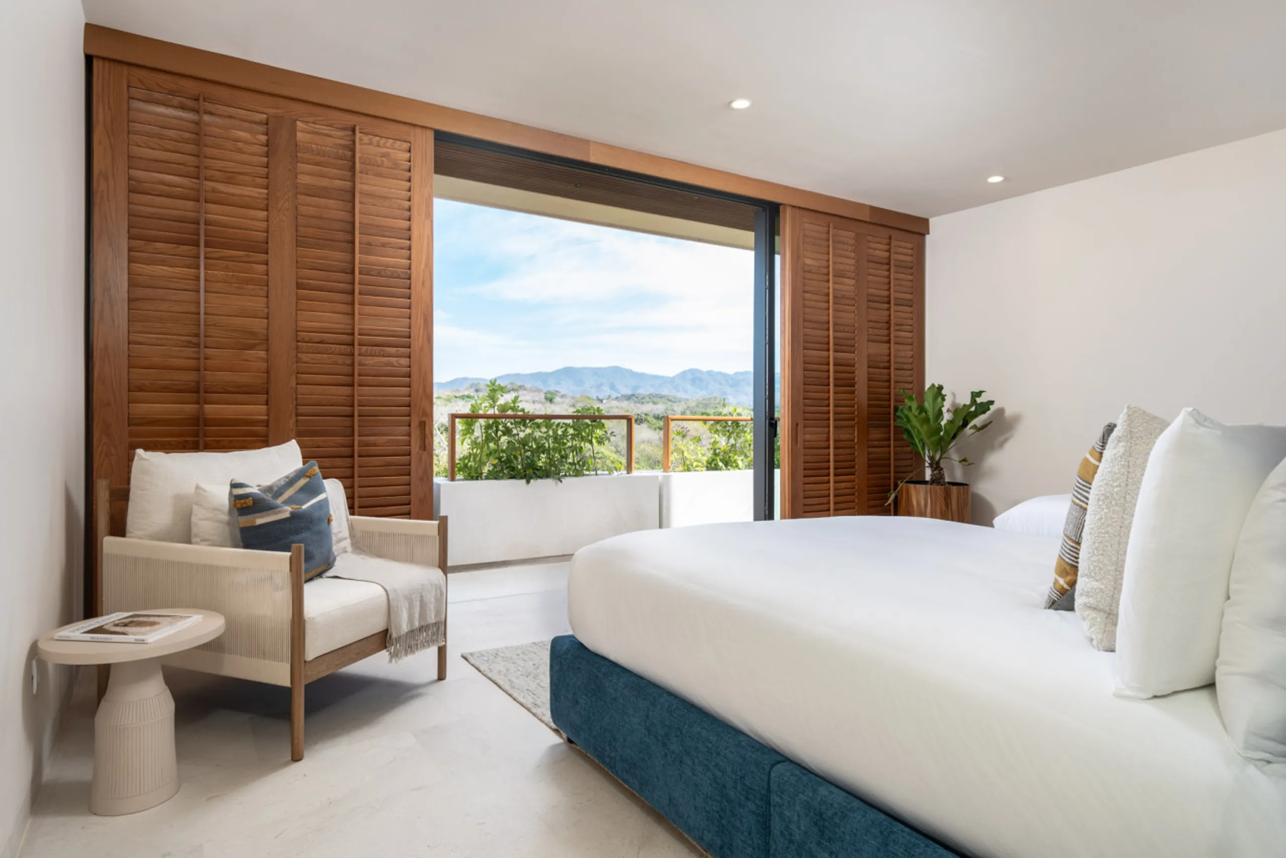 Chic Sophisticated Villa with Lake View and Inifity Pool — photograph 12