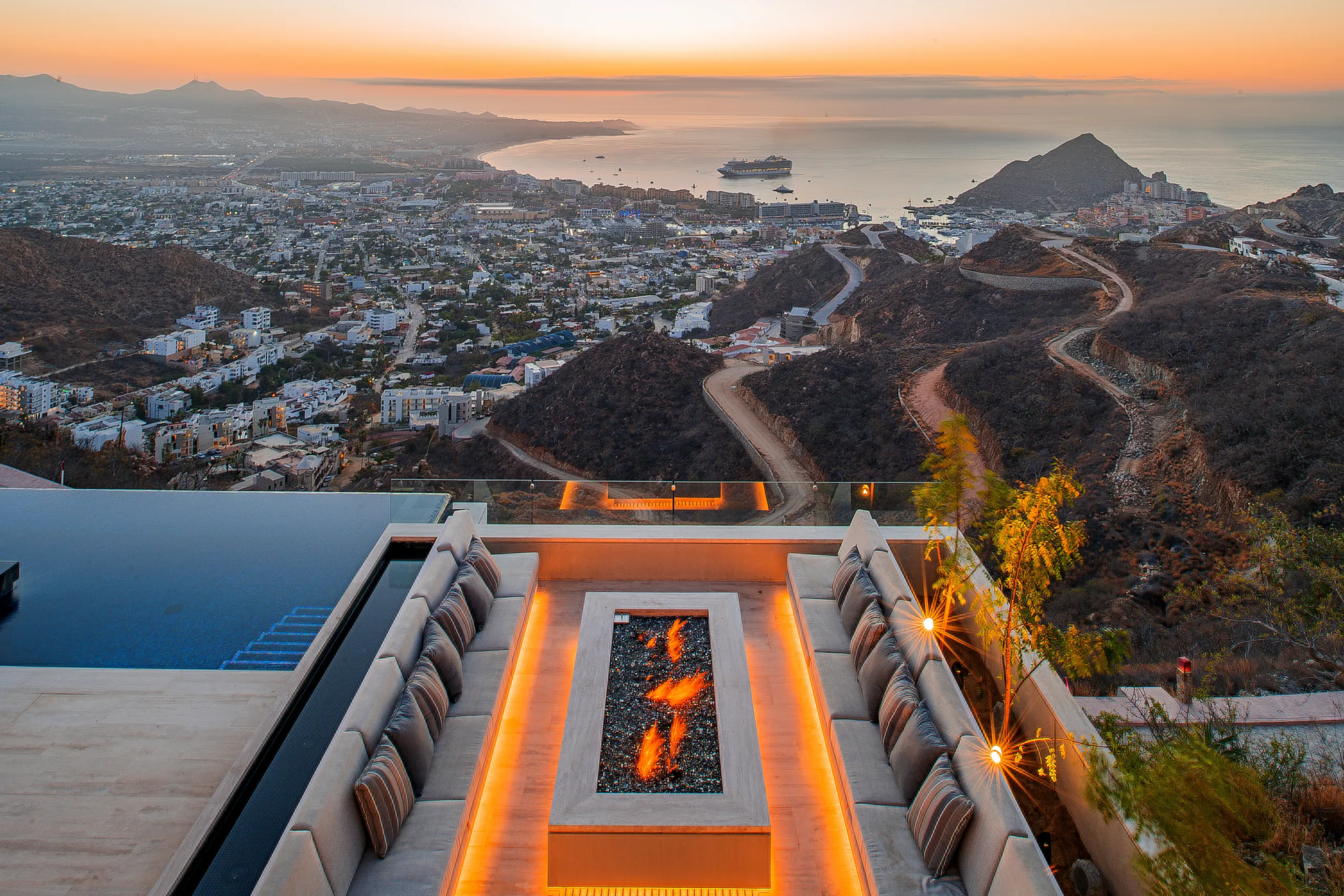 Modern Architectural Estate with Infinity Pool and Spectacular Ocean Views — photograph 10